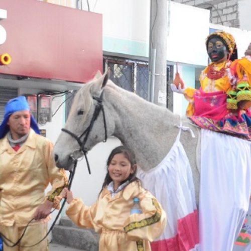 BELISARIO QUEVEDO VIVIÓ SUS FIESTAS CON LA MINI MAMA NEGRA (VIDEO)