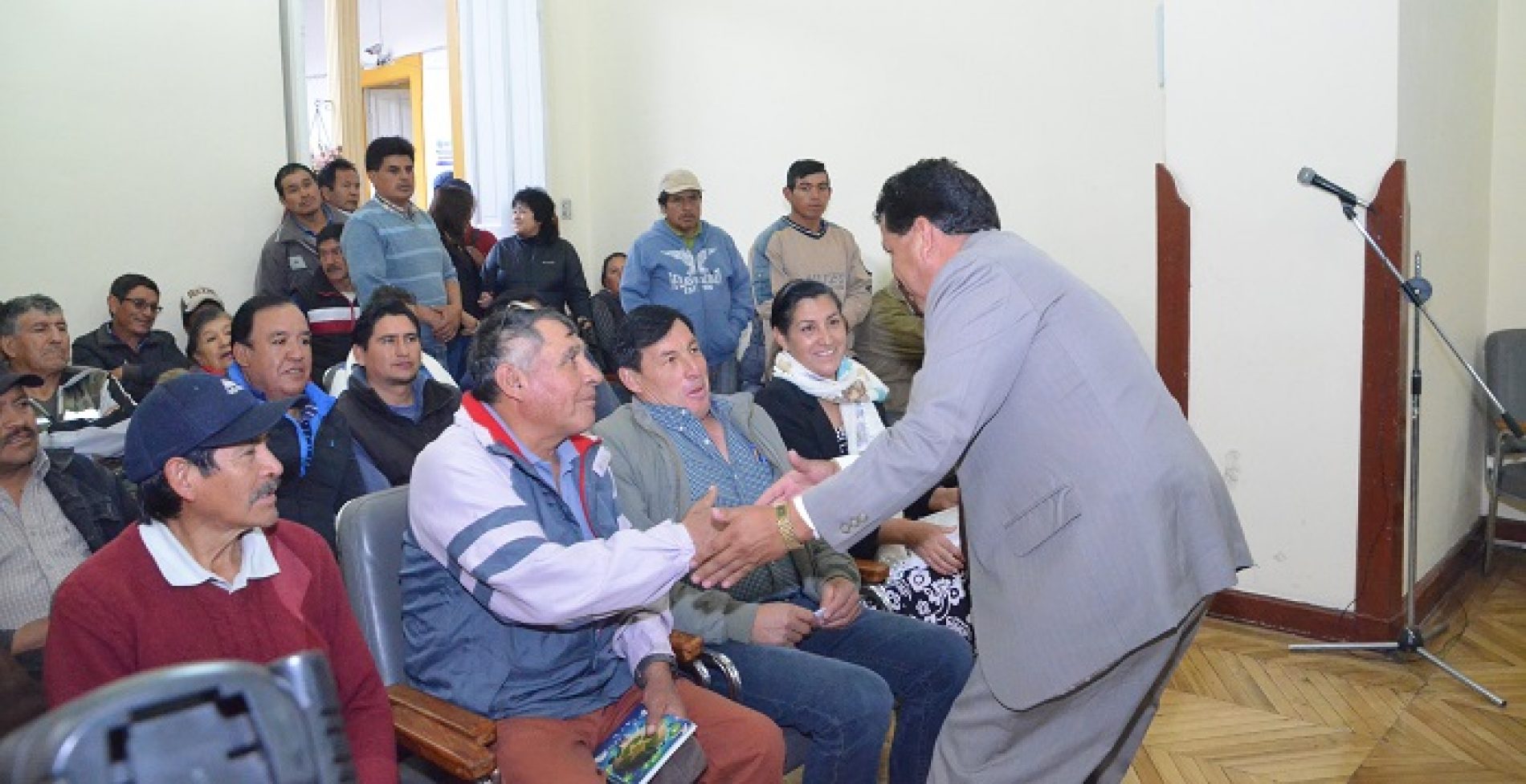 TRANSPORTISTA DE VOLQUETAS SOLICITAN RECONSDIERAR TAZA DE PAGO AL GAD. LATACUNGA (VIDEO)