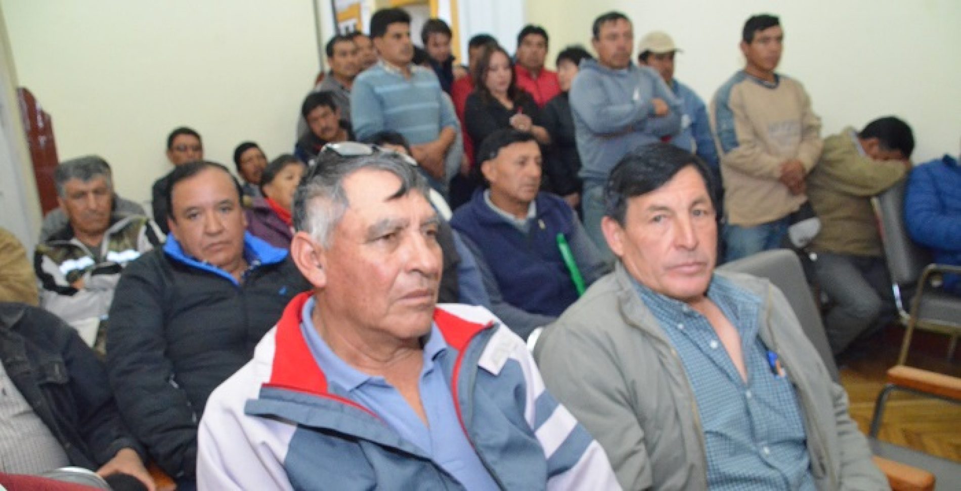 TRANSPORTISTA DE VOLQUETAS SOLICITAN RECONSDIERAR TAZA DE PAGO AL GAD. LATACUNGA (VIDEO)