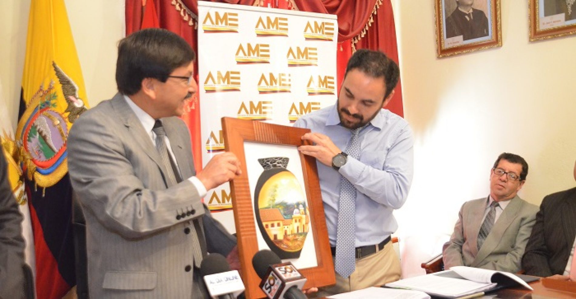 77.500 DÓLARES HACE ENTREGA AME A GAD PUJILÍ PARA OBRAS DE SANEAMIENTO AMBIENTAL (VIDEO)