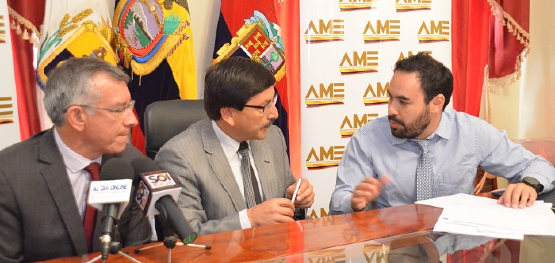 77.500 DÓLARES HACE ENTREGA AME A GAD PUJILÍ PARA OBRAS DE SANEAMIENTO AMBIENTAL (VIDEO)