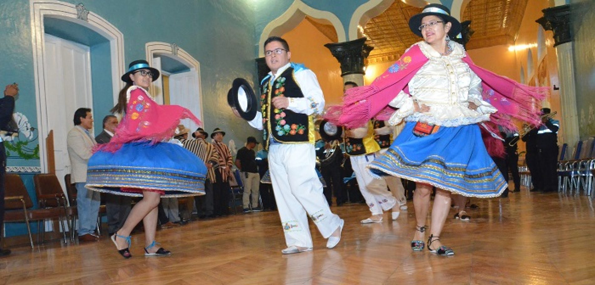 CONCEJALES DE LATACUNGA FUERON JOCHADOS POR COMITÉ Y PERSONAJES DE MAMA NEGRA