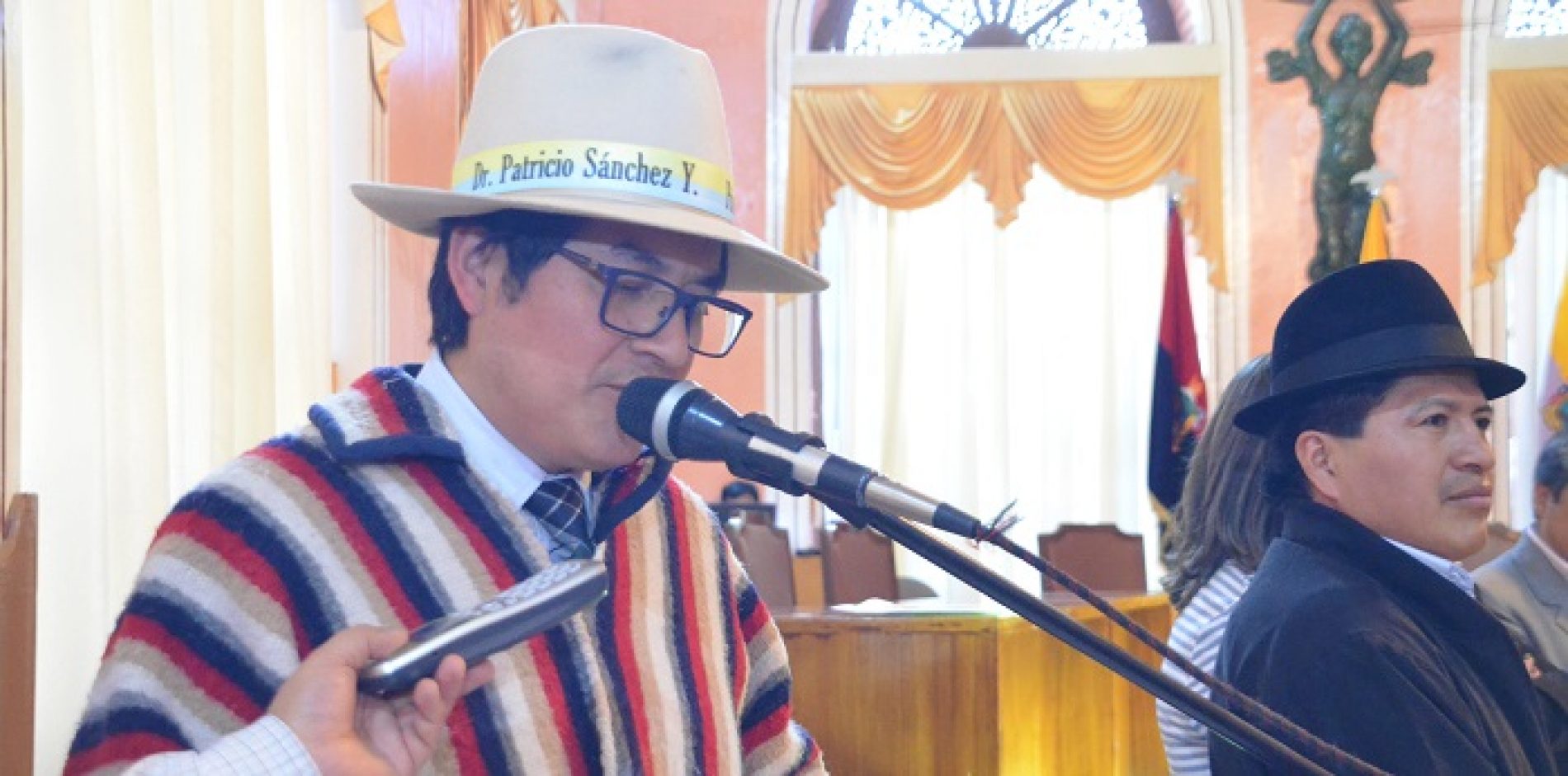 CONCEJALES DE LATACUNGA FUERON JOCHADOS POR COMITÉ Y PERSONAJES DE MAMA NEGRA