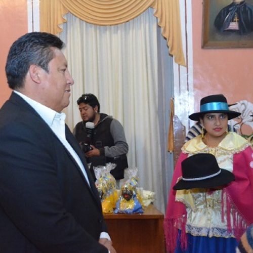 CONCEJALES DE LATACUNGA FUERON JOCHADOS POR COMITÉ Y PERSONAJES DE MAMA NEGRA