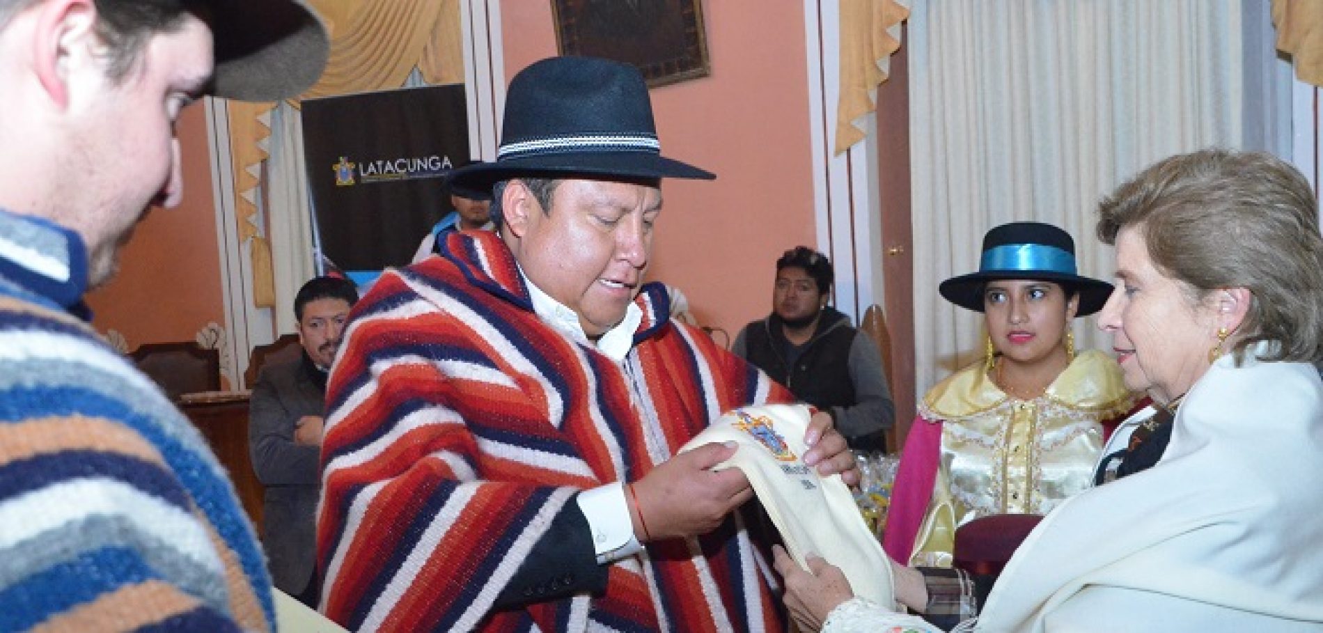 CONCEJALES DE LATACUNGA FUERON JOCHADOS POR COMITÉ Y PERSONAJES DE MAMA NEGRA