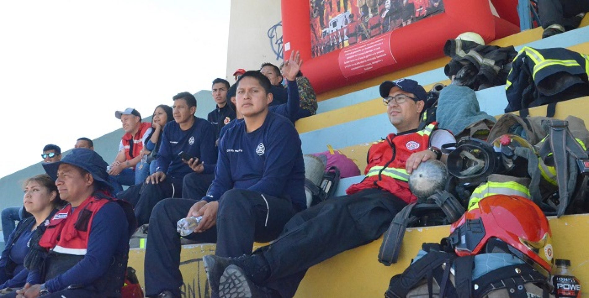 HOMBRES DE LA CASACA ROJA EN LATACUNGA REALIZARON OLIMPIADAS (VIDEO)