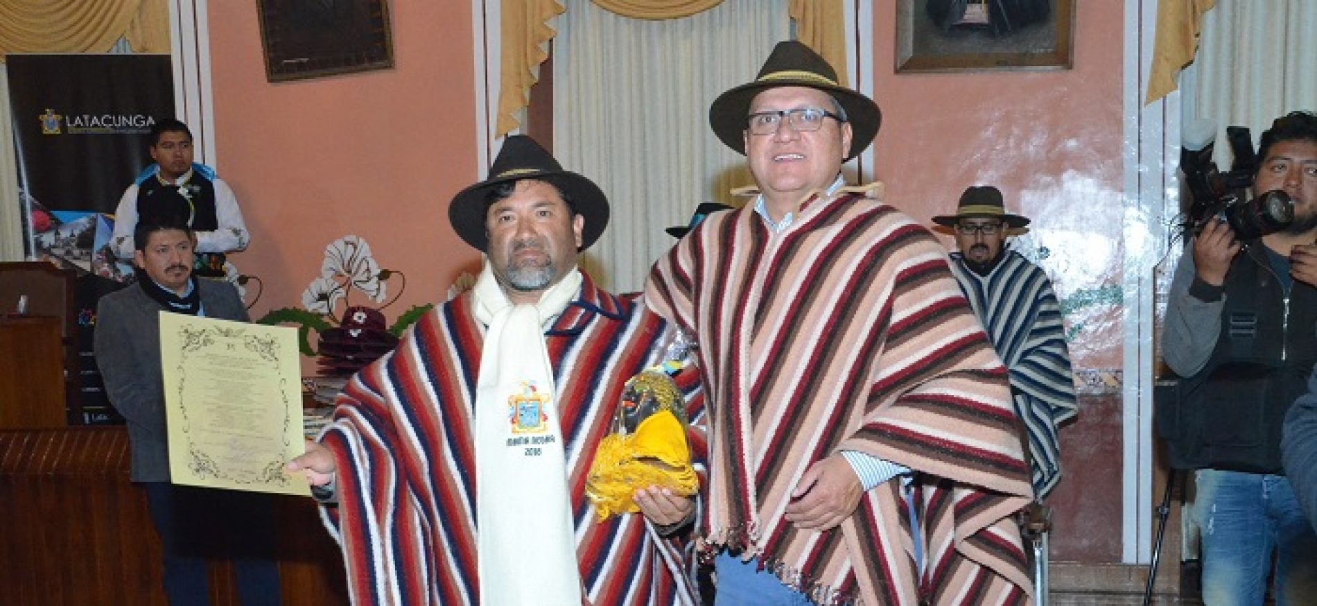 CONCEJALES DE LATACUNGA FUERON JOCHADOS POR COMITÉ Y PERSONAJES DE MAMA NEGRA