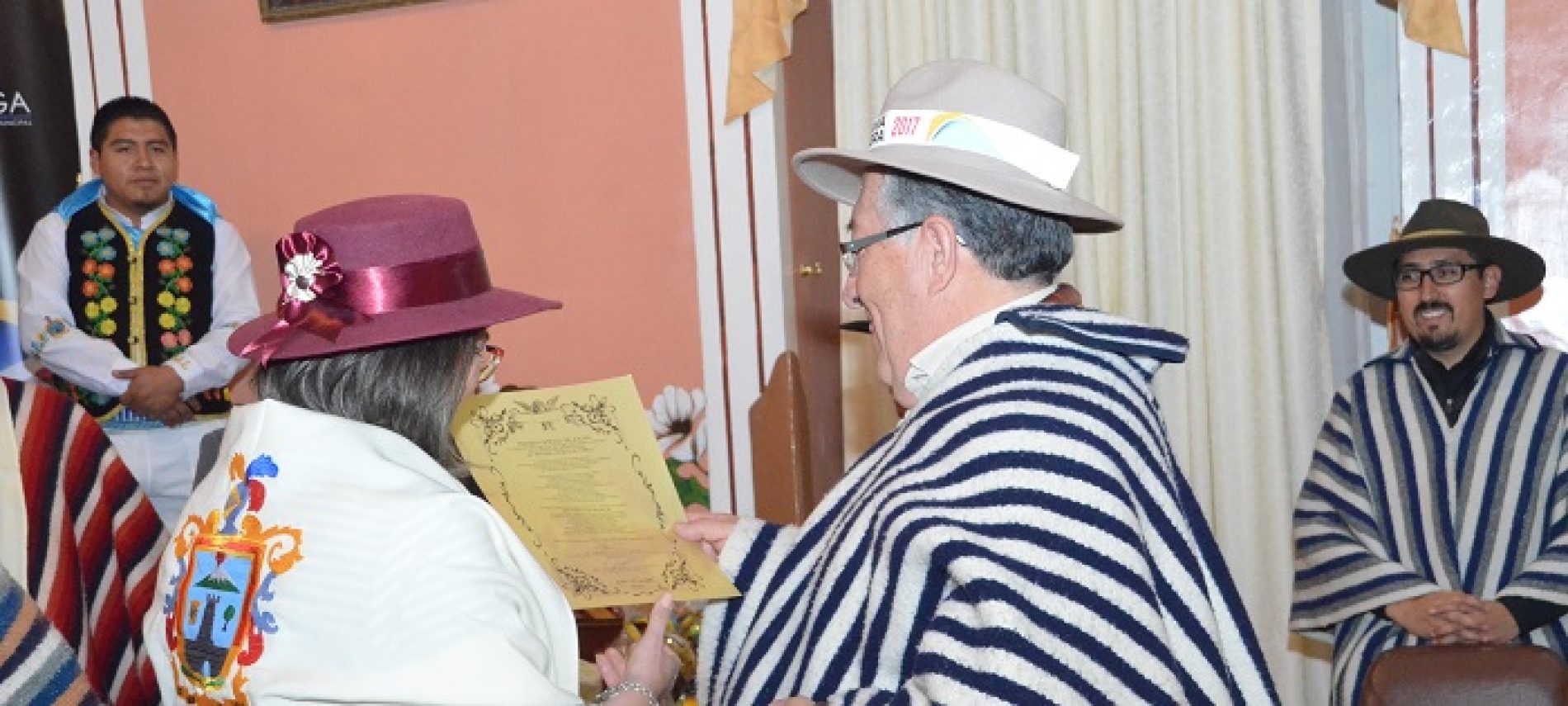 CONCEJALES DE LATACUNGA FUERON JOCHADOS POR COMITÉ Y PERSONAJES DE MAMA NEGRA