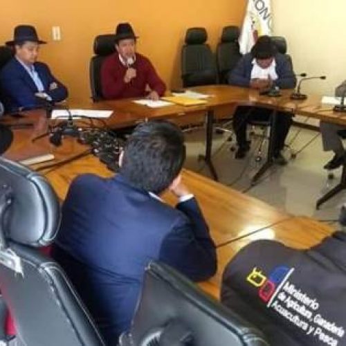 PREFECTO DE COTOPAXI ENTREGÓ A VICEMINISTRO 5 PROYECTOS DE FOMENTO PRODUCTIVO