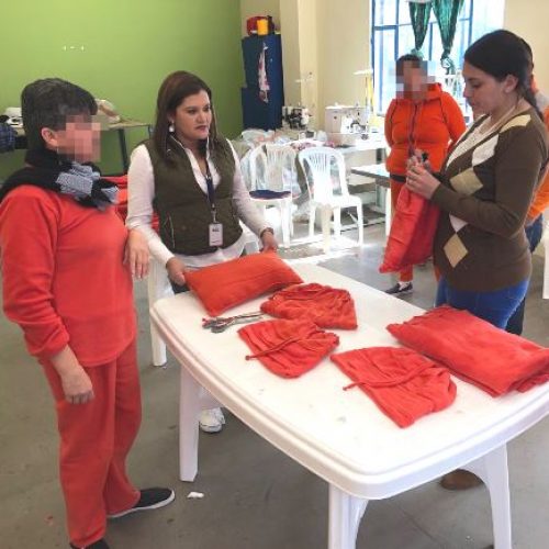 EN EL CENTRO DE REHABILITACIÓN SOCIAL DE COTOPAXI SE CONFECCIONAN UNIFORMES PARA LAS PPL