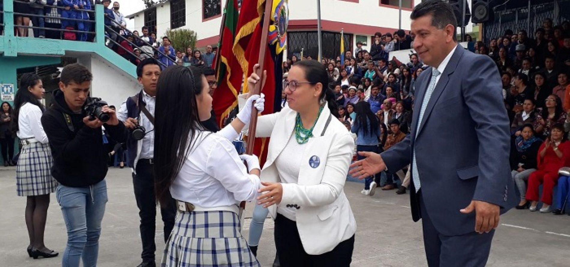 26.521 ESTUDIANTES JURARON  LA BANDERA EN LA ZONA 3