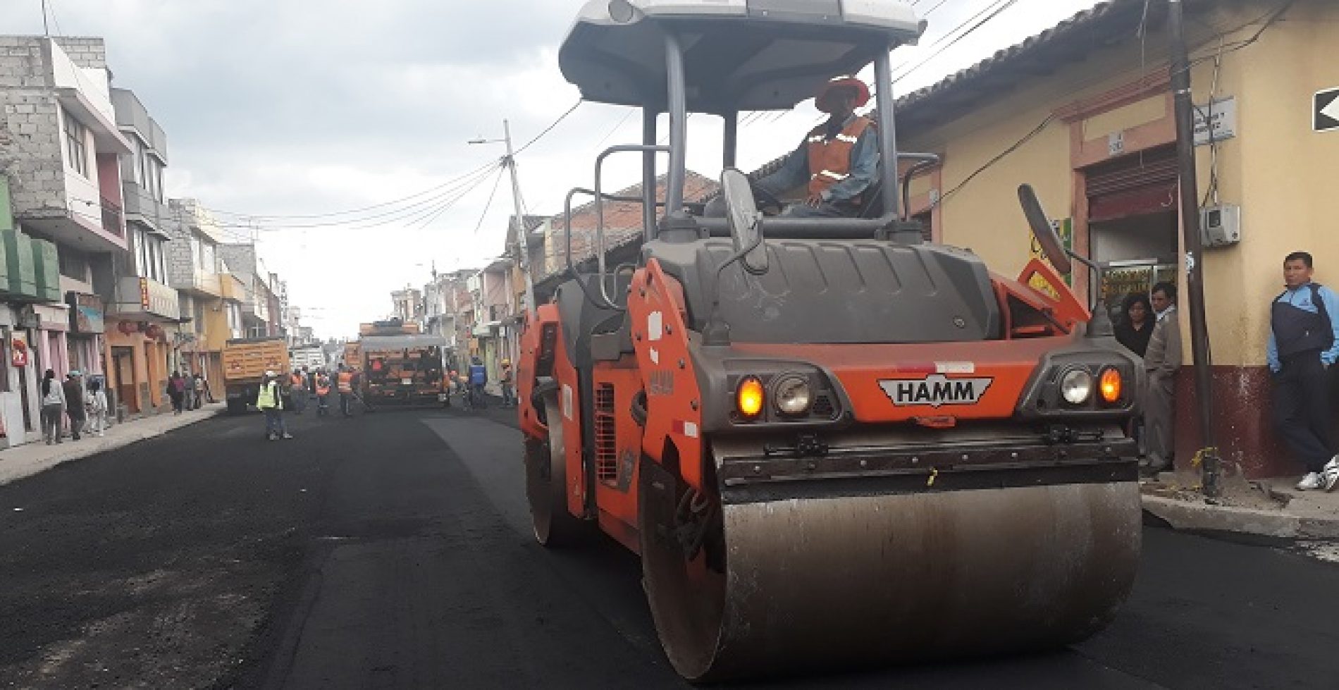 CALLE QUIJANO Y ORDOÑEZ (LATACUNGA)  EN LA PARTE FINAL DE ASFALTADO (VIDEO)
