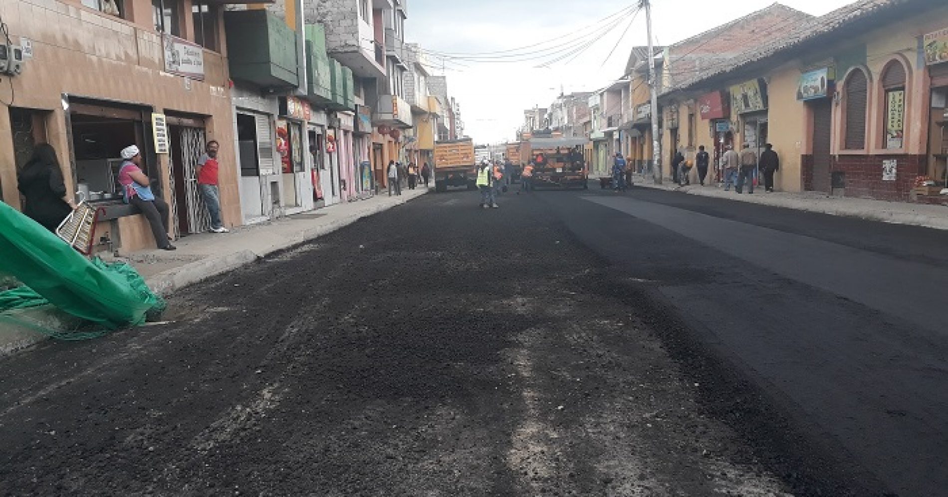 CALLE QUIJANO Y ORDOÑEZ (LATACUNGA)  EN LA PARTE FINAL DE ASFALTADO (VIDEO)