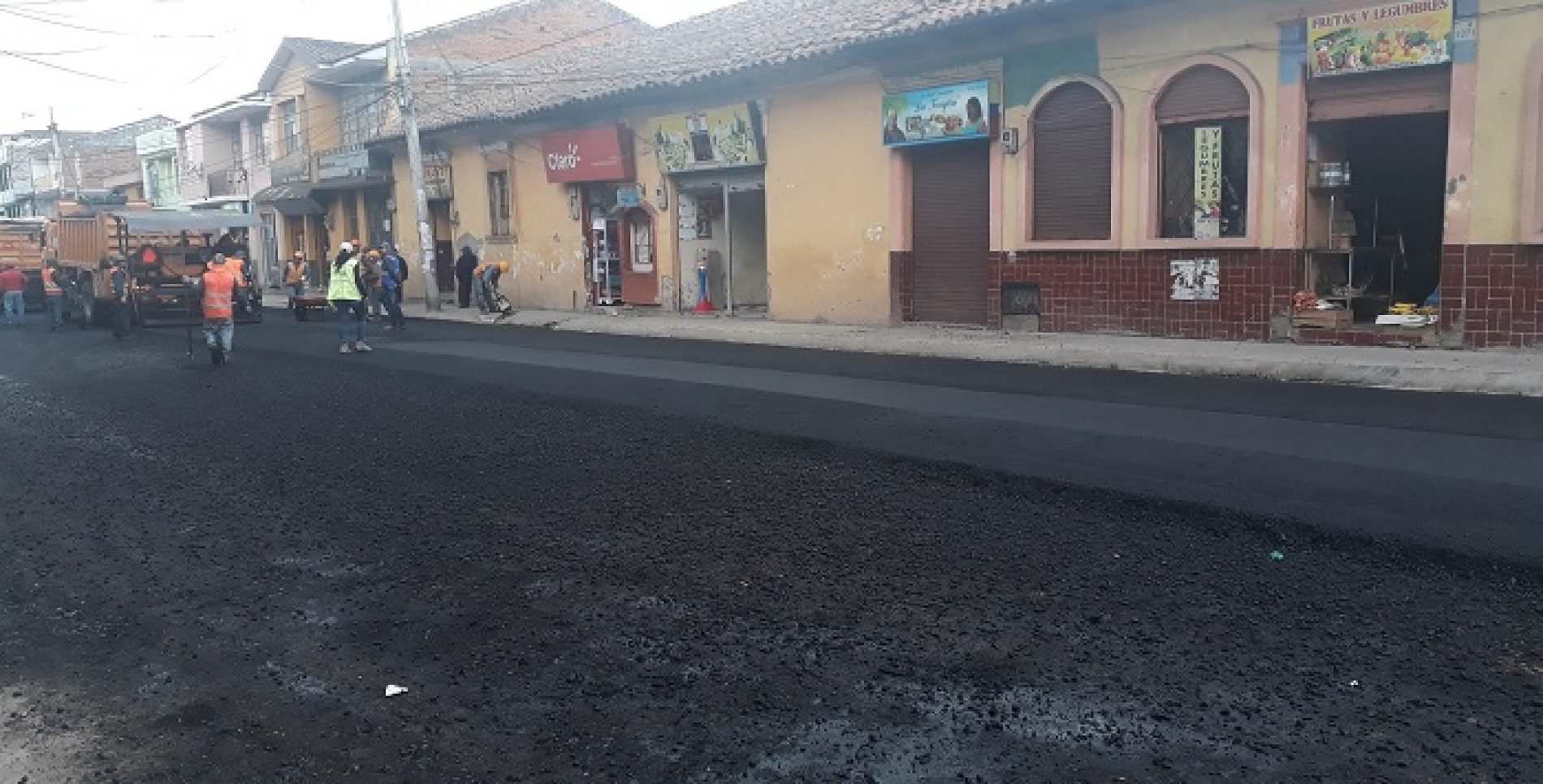 CALLE QUIJANO Y ORDOÑEZ (LATACUNGA)  EN LA PARTE FINAL DE ASFALTADO (VIDEO)