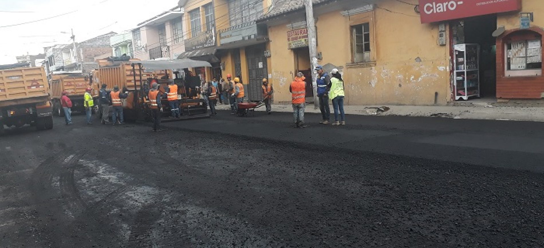 CALLE QUIJANO Y ORDOÑEZ (LATACUNGA)  EN LA PARTE FINAL DE ASFALTADO (VIDEO)