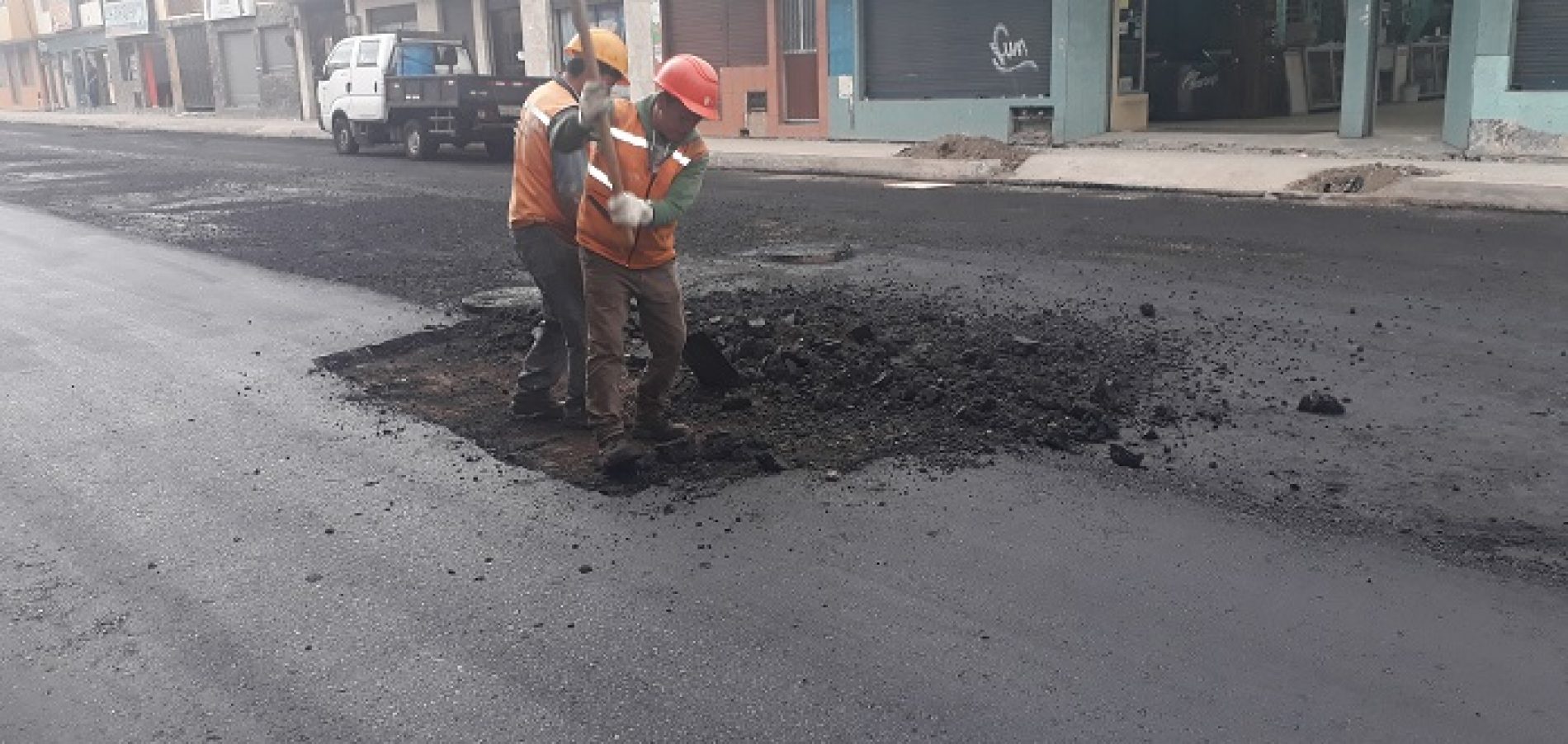 CALLE QUIJANO Y ORDOÑEZ (LATACUNGA)  EN LA PARTE FINAL DE ASFALTADO (VIDEO)