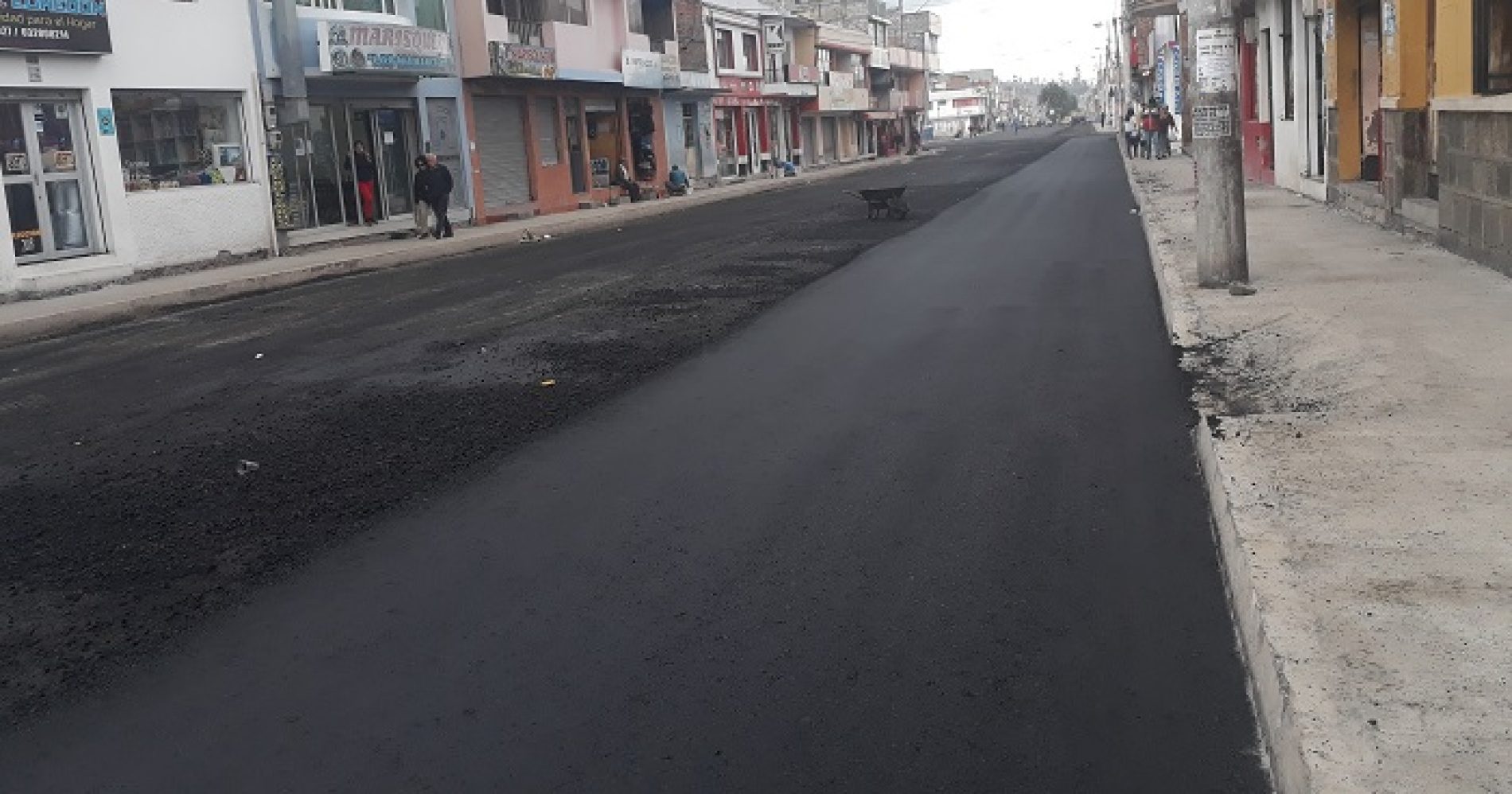 CALLE QUIJANO Y ORDOÑEZ (LATACUNGA)  EN LA PARTE FINAL DE ASFALTADO (VIDEO)