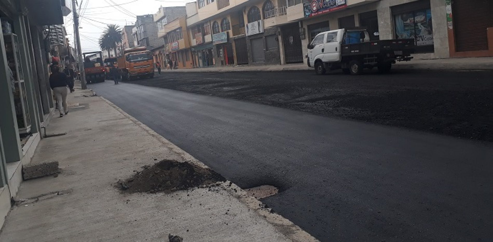 CALLE QUIJANO Y ORDOÑEZ (LATACUNGA)  EN LA PARTE FINAL DE ASFALTADO (VIDEO)