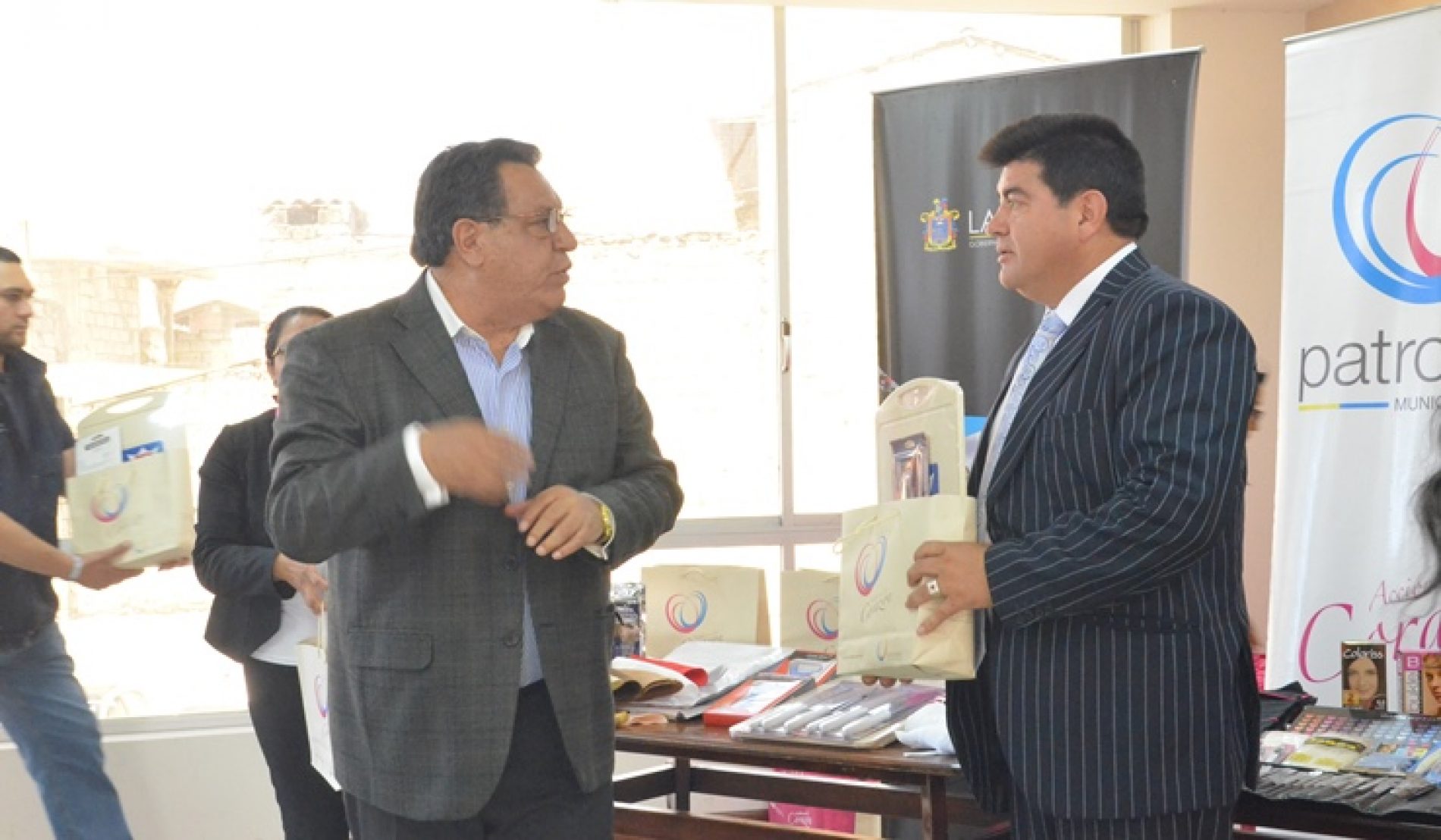 PATRONATO MUNICIPAL DE LATACUNGA ENTREGA KITS A LOS NUEVOS EMPRENDEDORES.