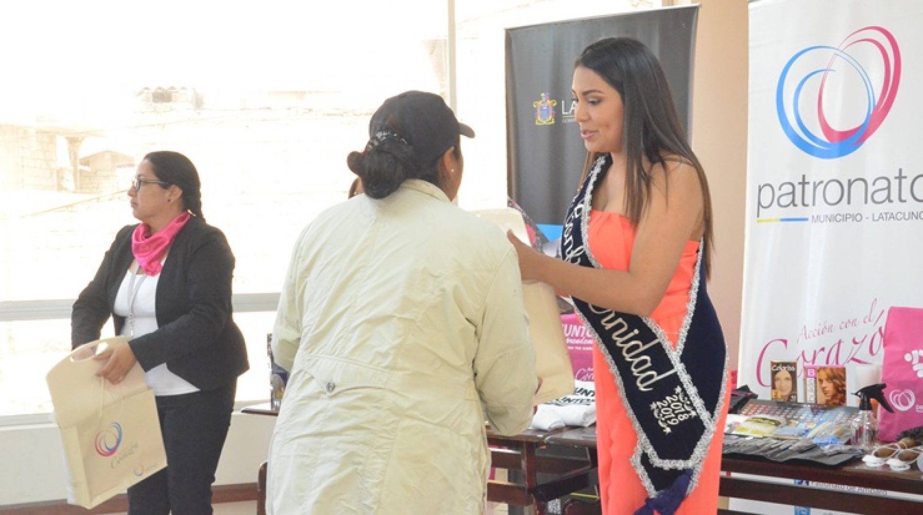 PATRONATO MUNICIPAL DE LATACUNGA ENTREGA KITS A LOS NUEVOS EMPRENDEDORES.