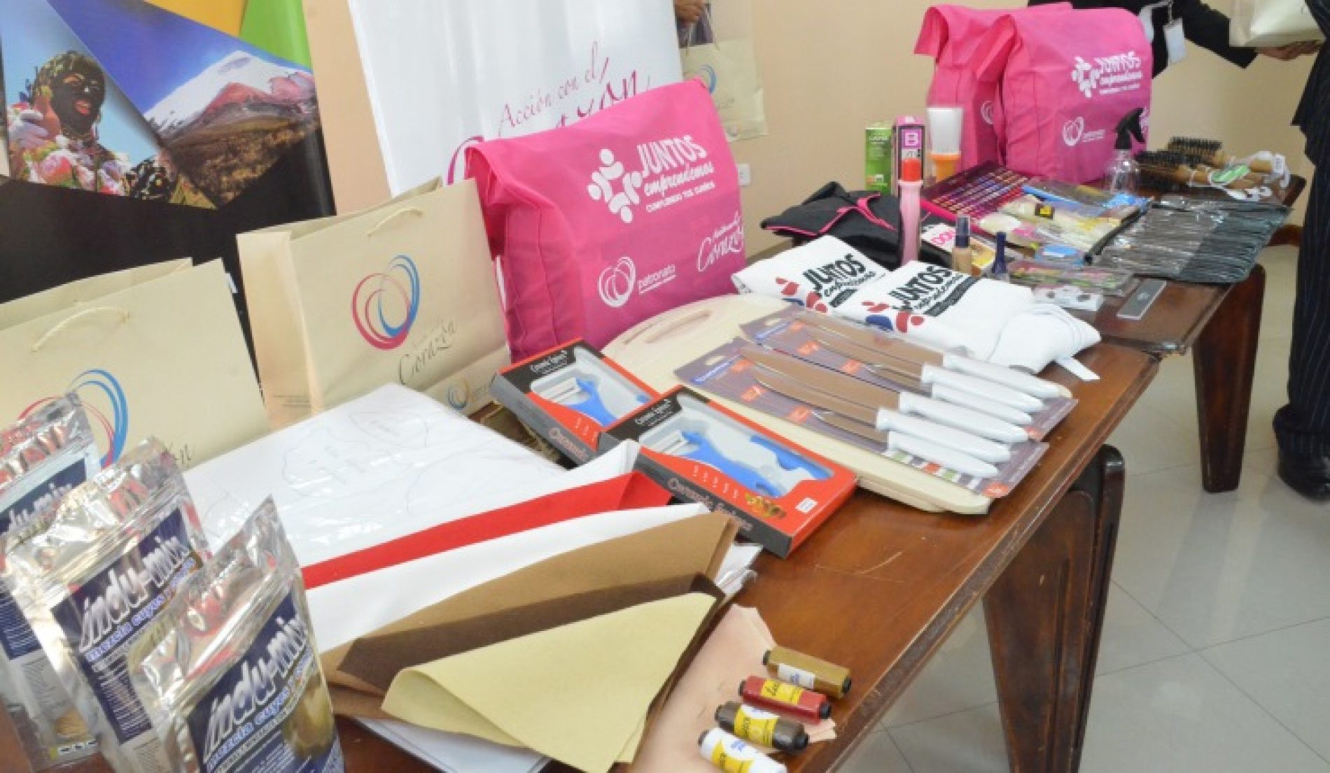 PATRONATO MUNICIPAL DE LATACUNGA ENTREGA KITS A LOS NUEVOS EMPRENDEDORES.