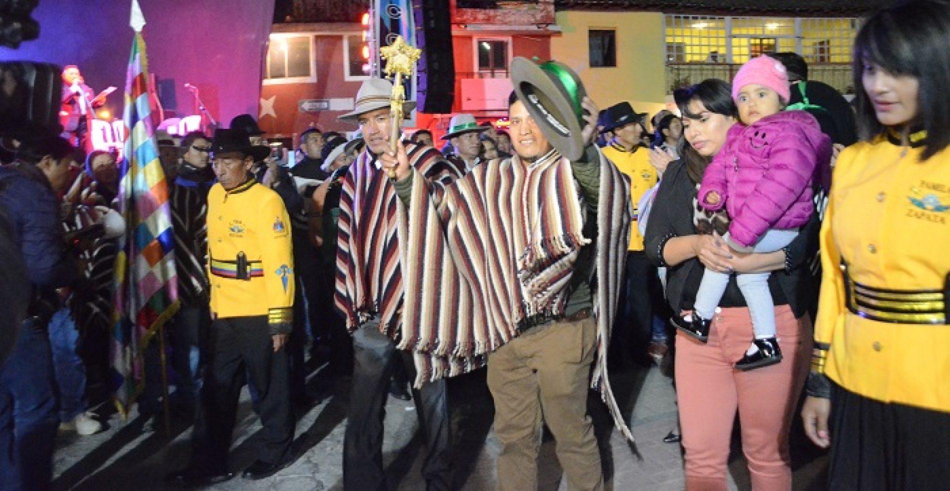 MULALÓ HIZO CAMBIO DE MANDO CON JOSÉ TOAPANTA (MAMA NEGRA) Y RAÚL LLANGO (PRIOSTE MAYOR) – VIDEO