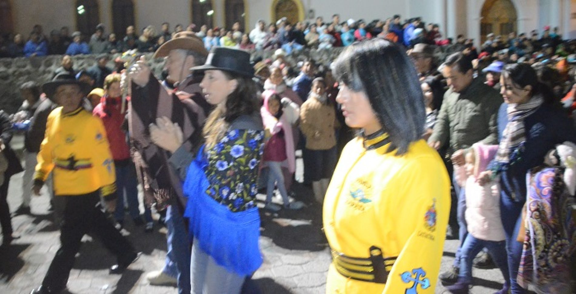 MULALÓ HIZO CAMBIO DE MANDO CON JOSÉ TOAPANTA (MAMA NEGRA) Y RAÚL LLANGO (PRIOSTE MAYOR) – VIDEO