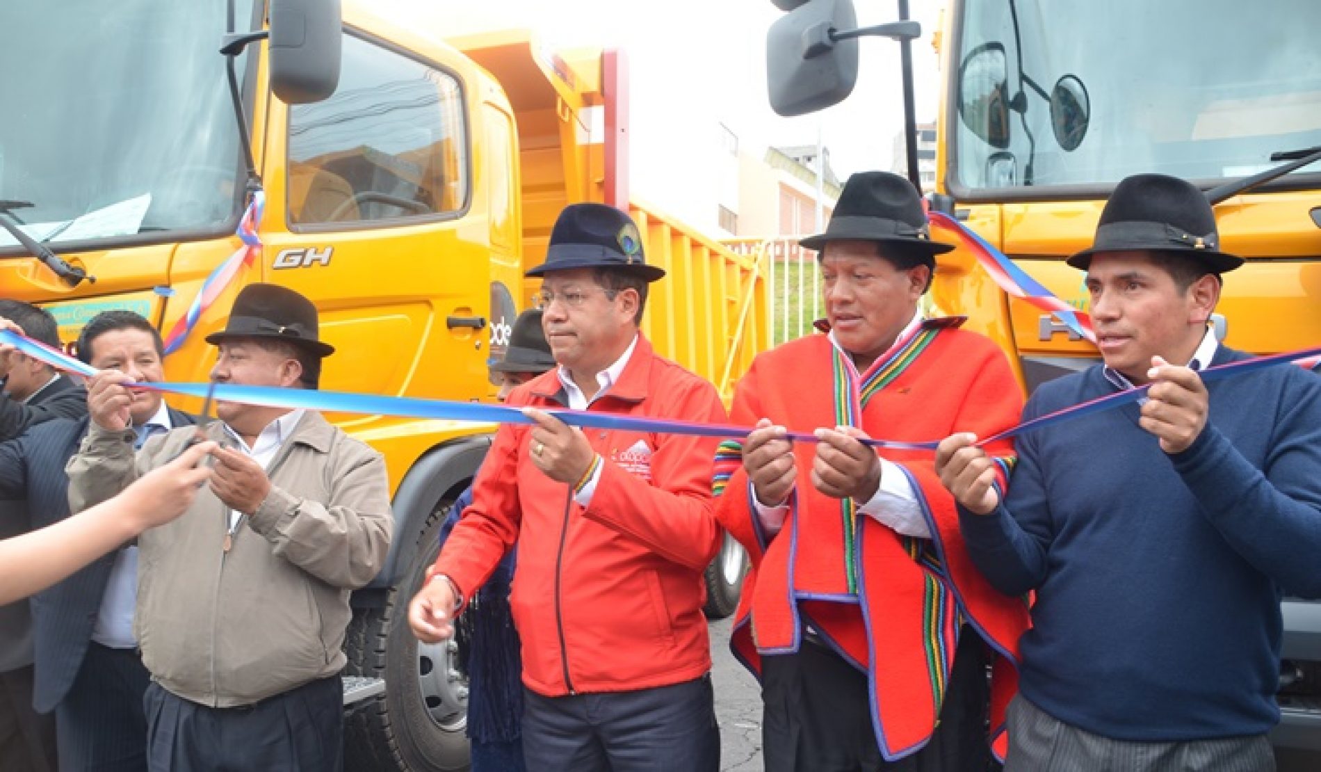 PREFECTURA DE COTOPAXI INVIRTIÓ 2´019 MIL DÓLARES EN LA COMPRA DE EQUIPO CAMINERO.(VIDEO)