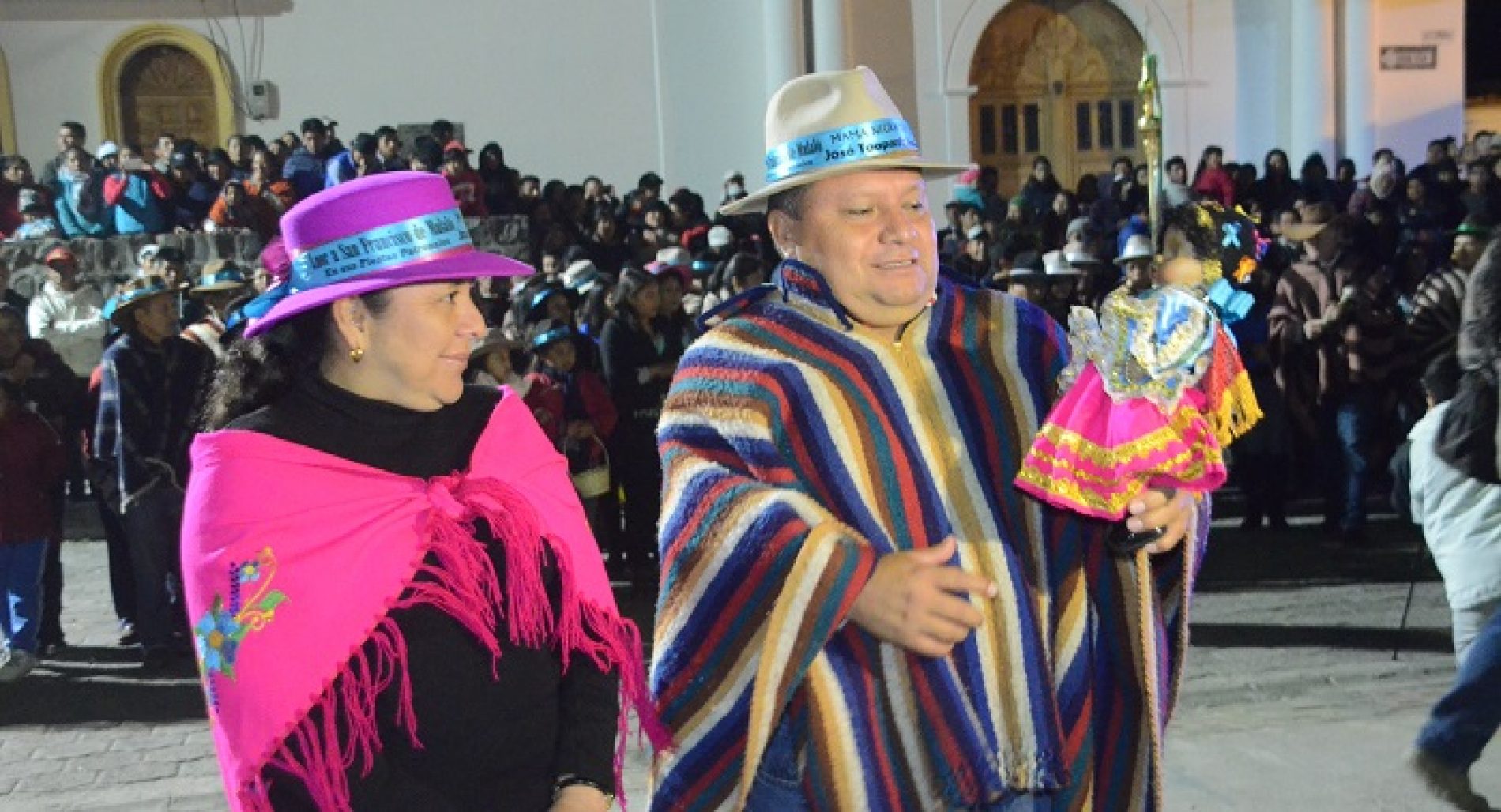 MULALÓ HIZO CAMBIO DE MANDO CON JOSÉ TOAPANTA (MAMA NEGRA) Y RAÚL LLANGO (PRIOSTE MAYOR) – VIDEO