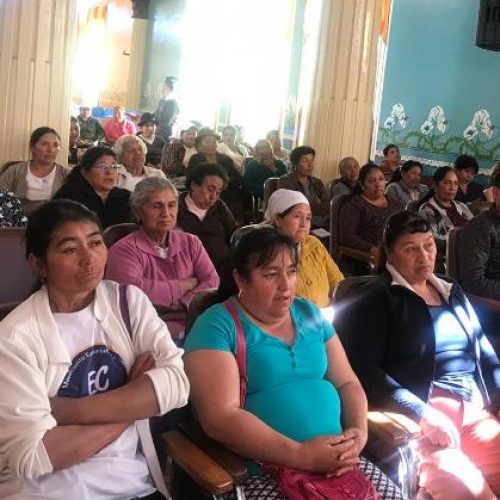 MUNICIPIO DE LATACUNGA ENTREGÓ CERTIFICADOS POR CAPACITACIÓN A COMERCIANTES DEL MERCADO CERRADO. (VIDEOS)