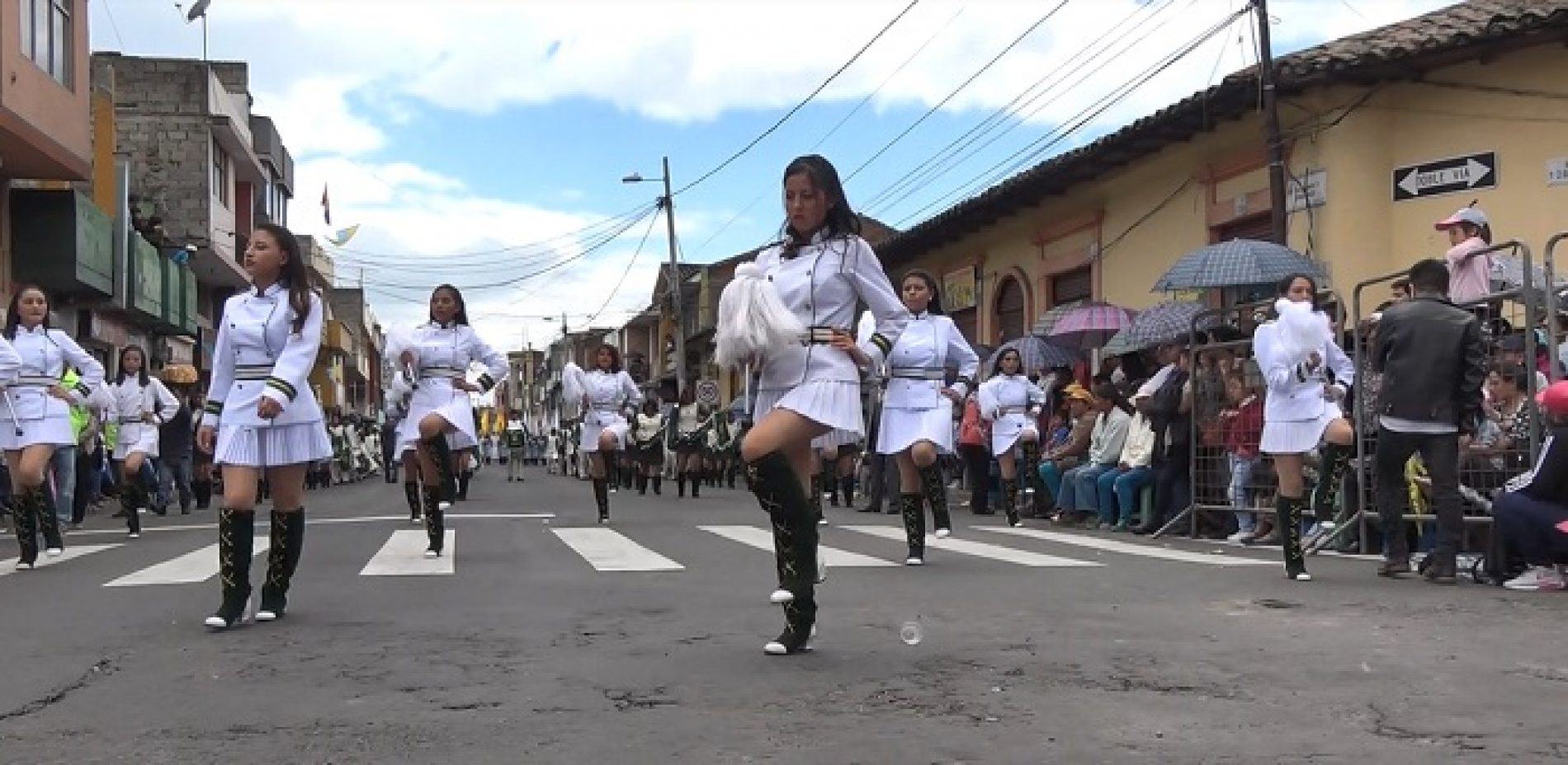 LA JUVENTUD PRESENTA SALUDO A LATACUNGA CON DESFILE CÍVICO (VIDEO)
