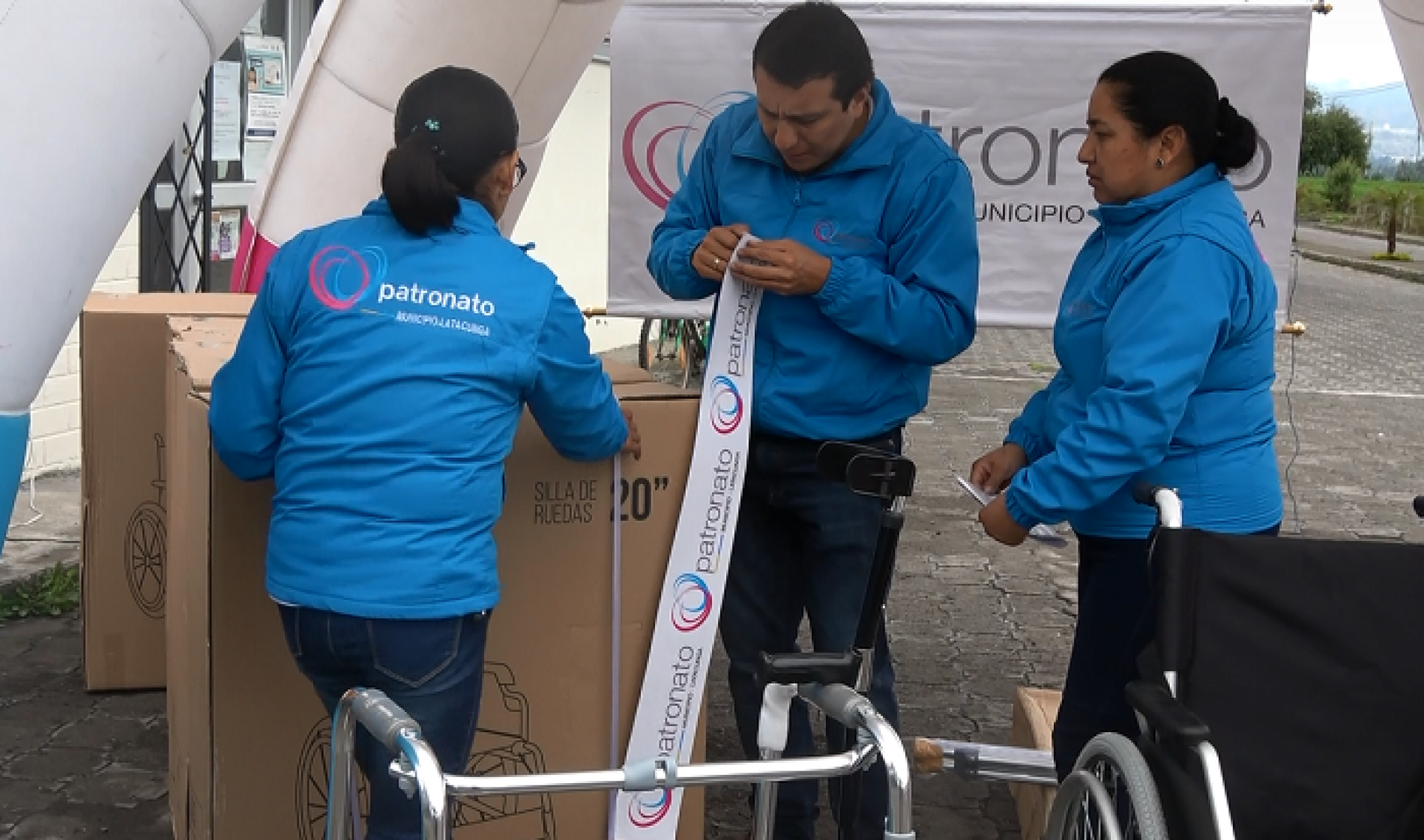 PATRONATO MUNICIPAL DE LATACUNGA ENTREGÓ AYUDAS TÉCNICAS SOCIALES EN JOSÉ GUANGO BAJO.(VIDEO)