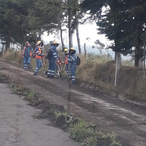 CONTINÚAN TRABAJOS DE LIMPIEZA EN LA VÍA SIGCHOS -LATACUNGA