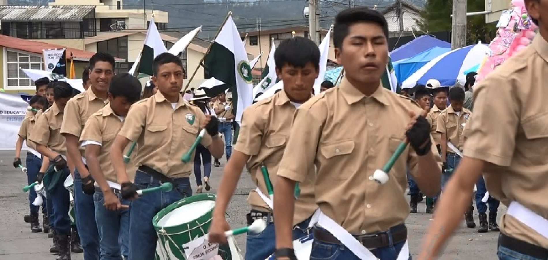 LA JUVENTUD PRESENTA SALUDO A LATACUNGA CON DESFILE CÍVICO (VIDEO)