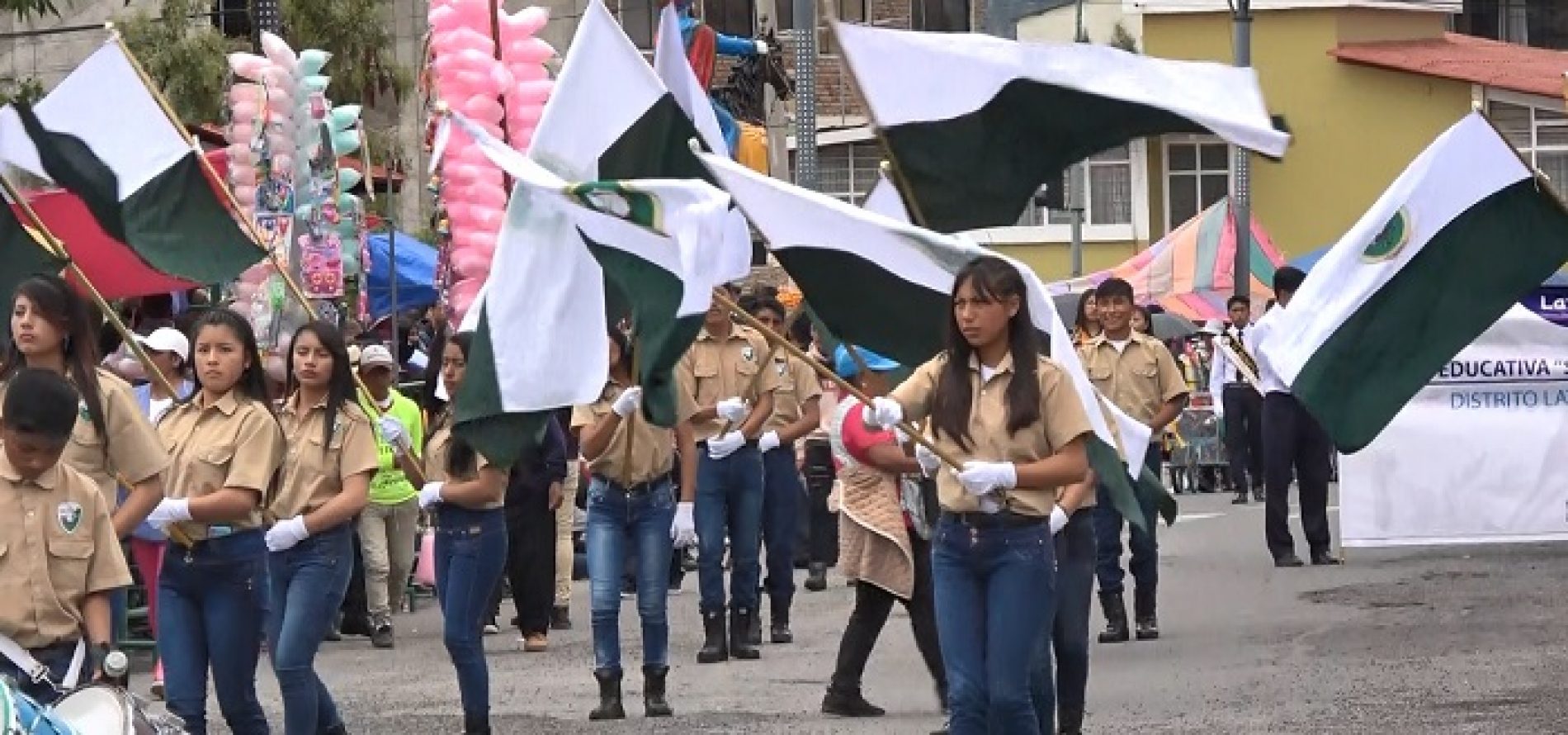 LA JUVENTUD PRESENTA SALUDO A LATACUNGA CON DESFILE CÍVICO (VIDEO)