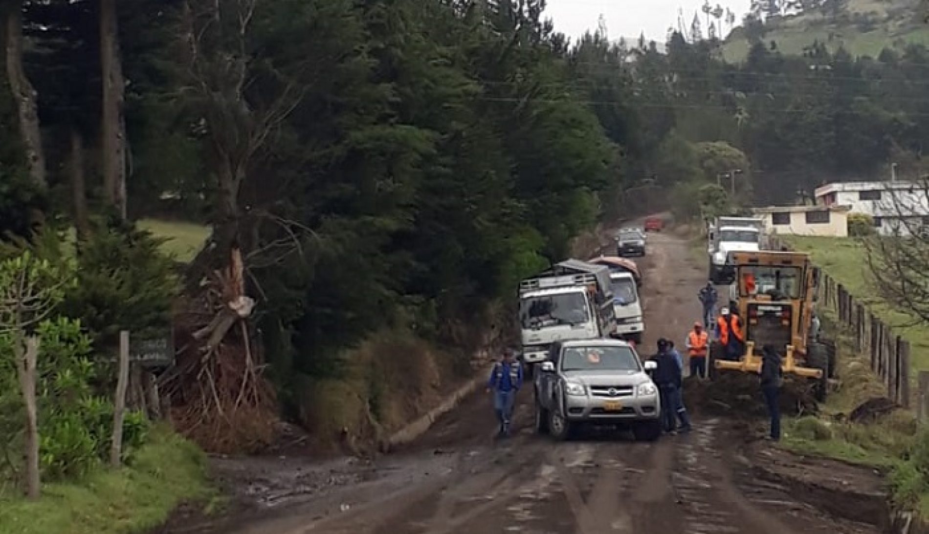 CONTINÚAN TRABAJOS DE LIMPIEZA EN LA VÍA SIGCHOS -LATACUNGA