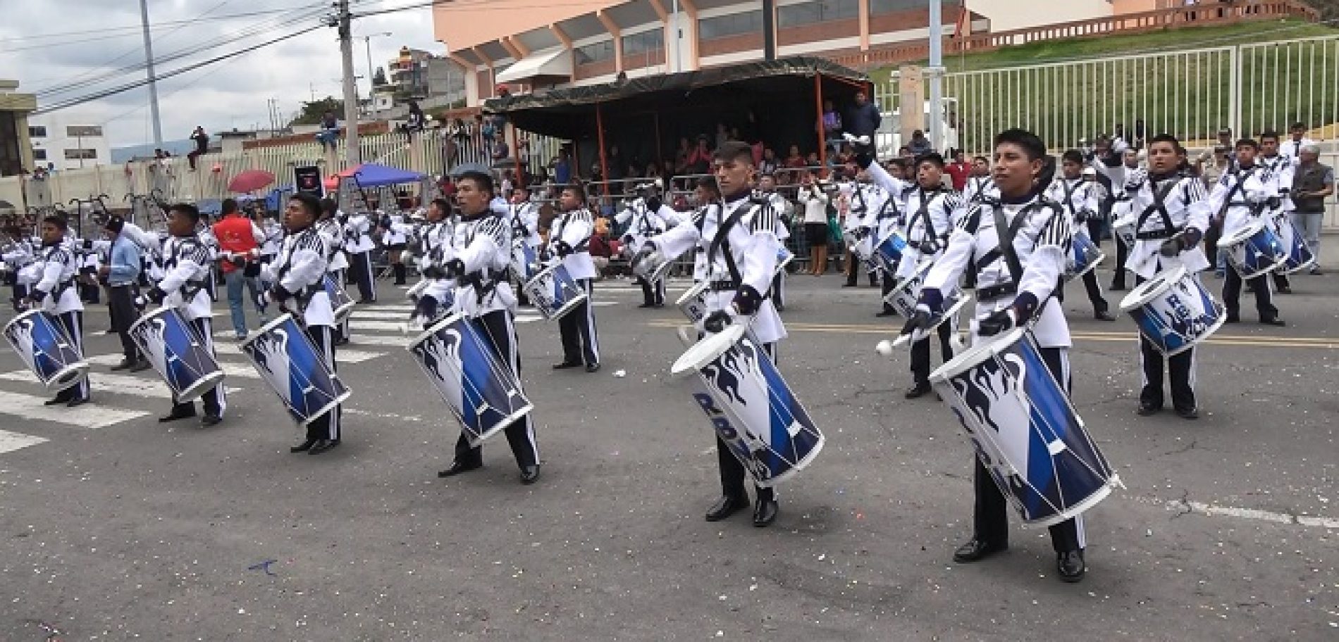LA JUVENTUD PRESENTA SALUDO A LATACUNGA CON DESFILE CÍVICO (VIDEO)