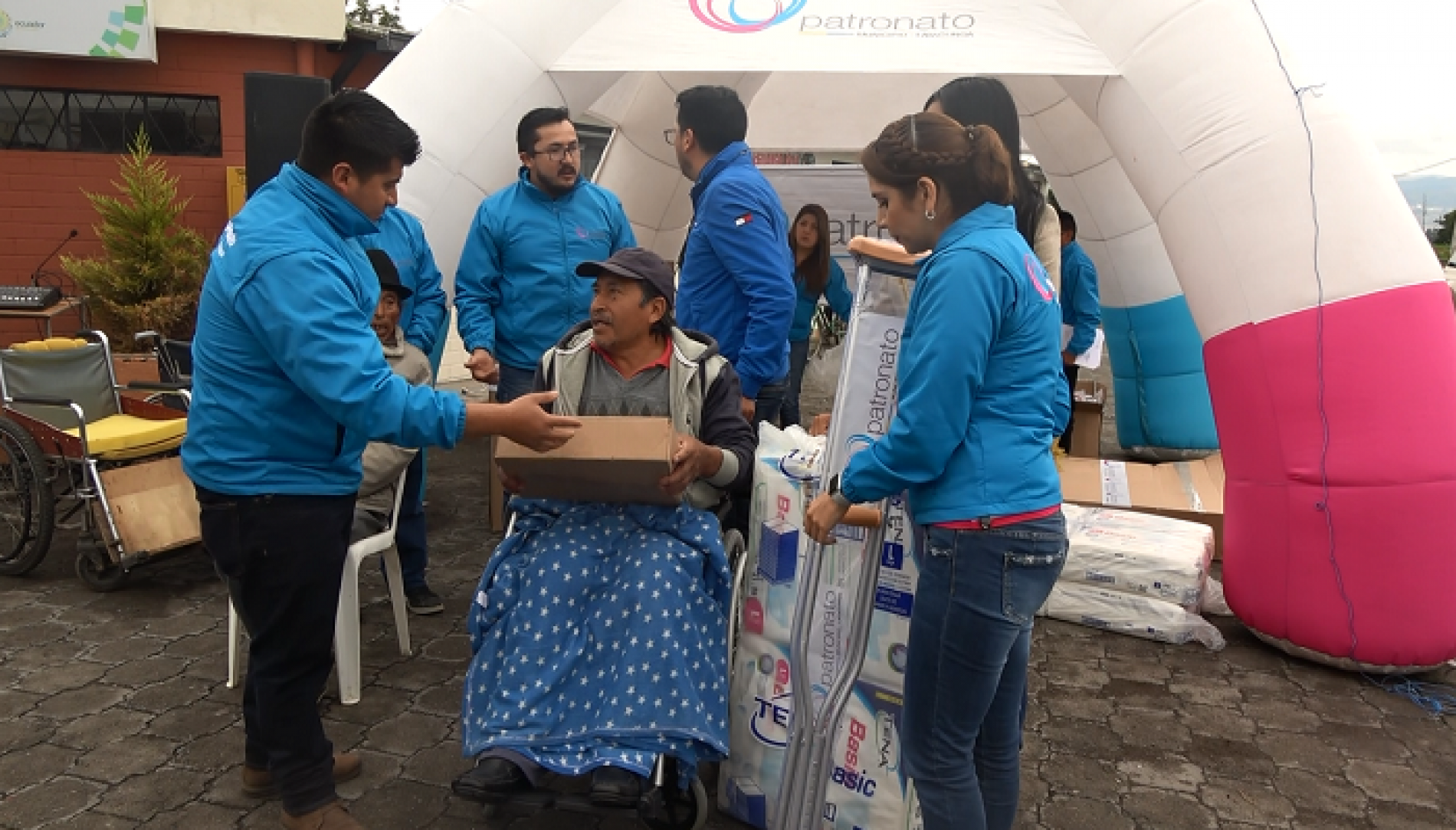 PATRONATO MUNICIPAL DE LATACUNGA ENTREGÓ AYUDAS TÉCNICAS SOCIALES EN JOSÉ GUANGO BAJO.(VIDEO)