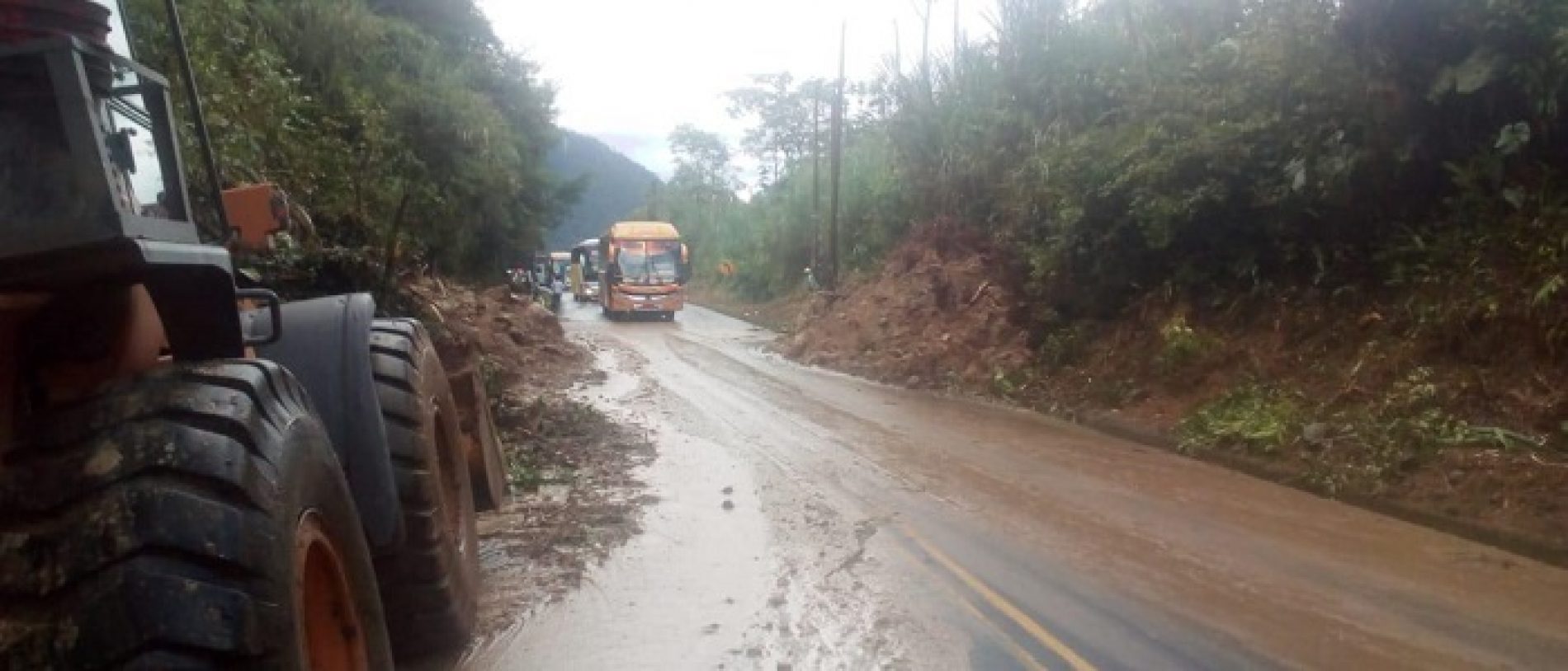 VÍA BAÑOS  – PUYO CON DESLIZAMIENTOS DE TIERRA, TRANSITAR CON PRECAUCIÓN