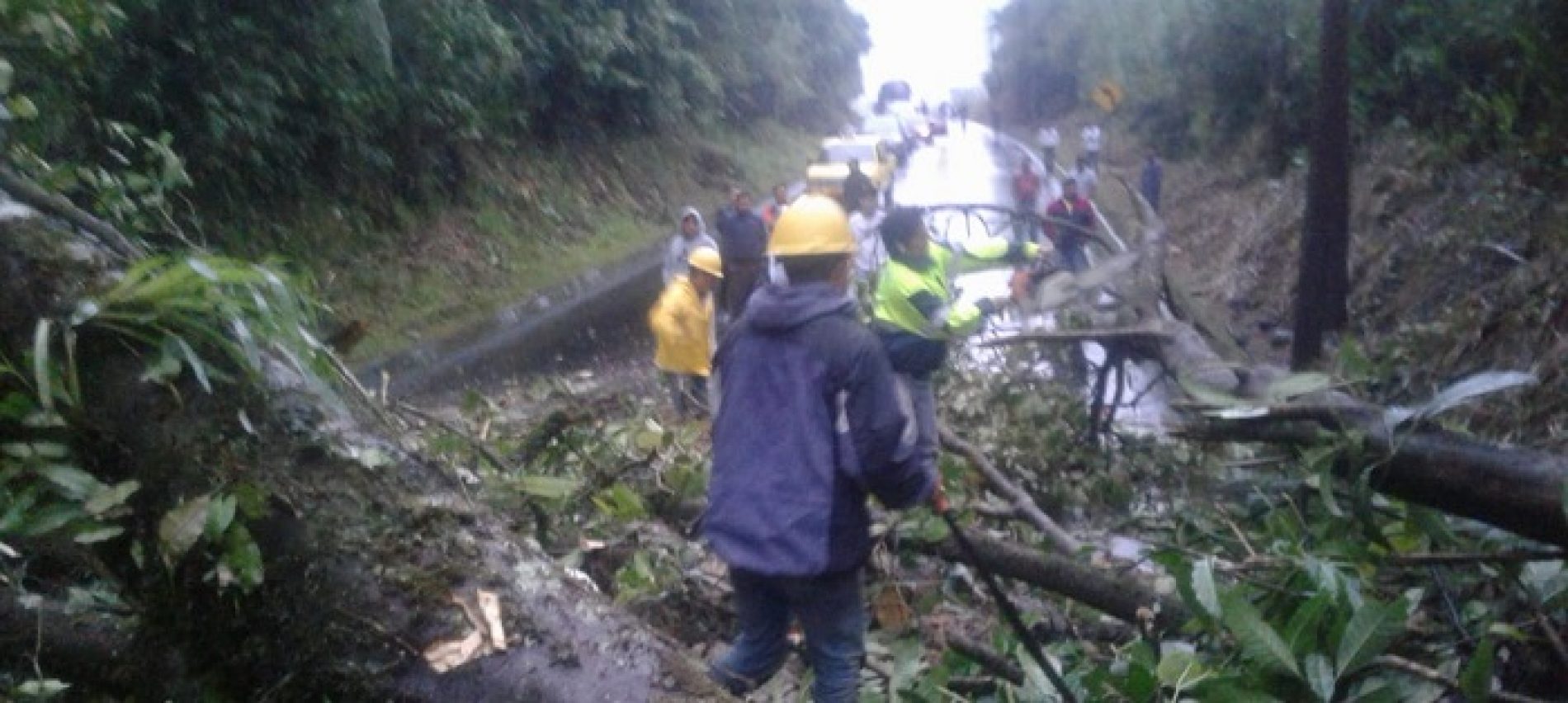 VÍA BAÑOS  – PUYO CON DESLIZAMIENTOS DE TIERRA, TRANSITAR CON PRECAUCIÓN