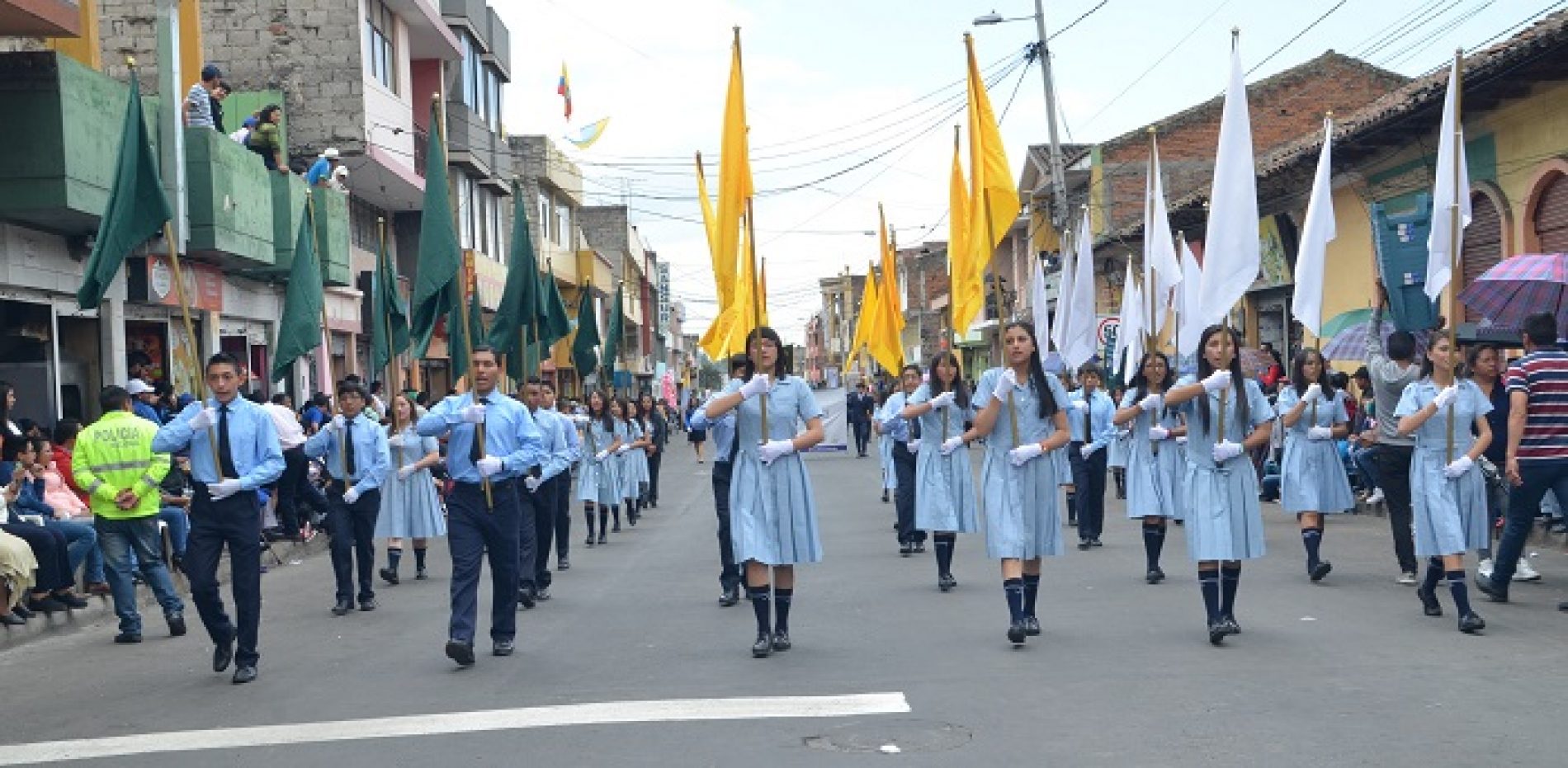LA JUVENTUD PRESENTA SALUDO A LATACUNGA CON DESFILE CÍVICO (VIDEO)