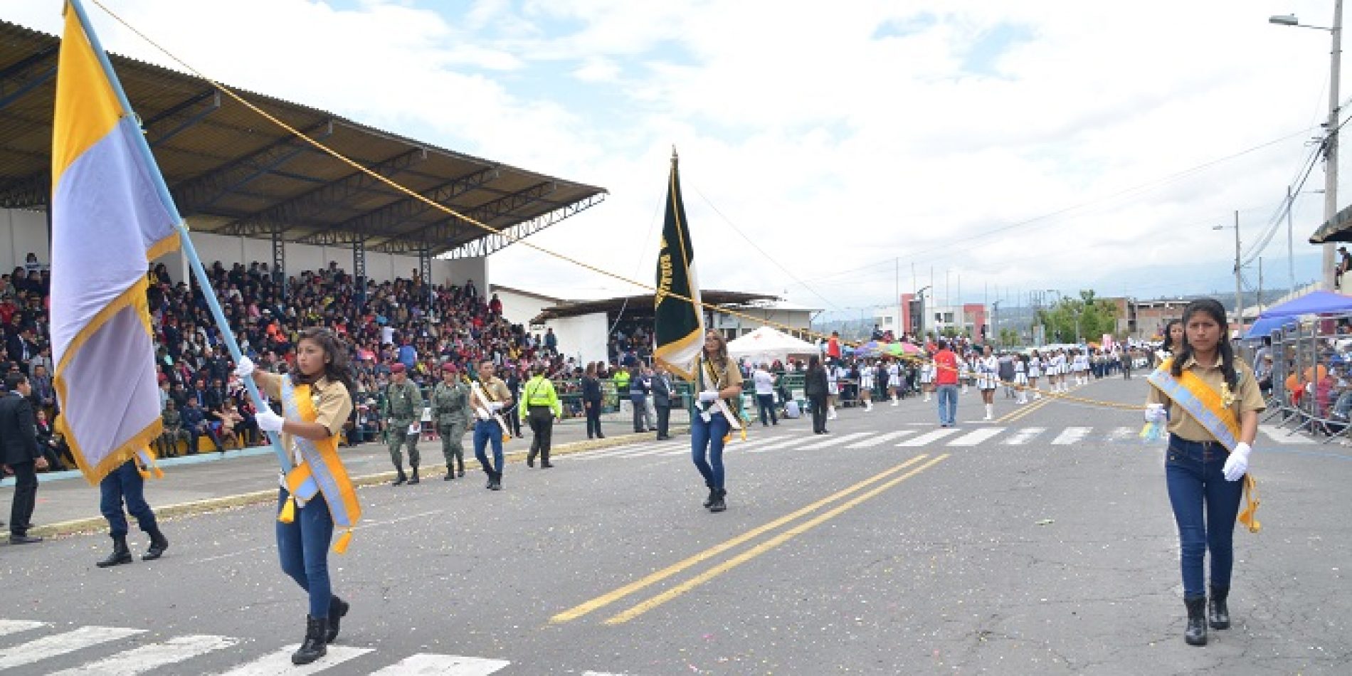 LA JUVENTUD PRESENTA SALUDO A LATACUNGA CON DESFILE CÍVICO (VIDEO)