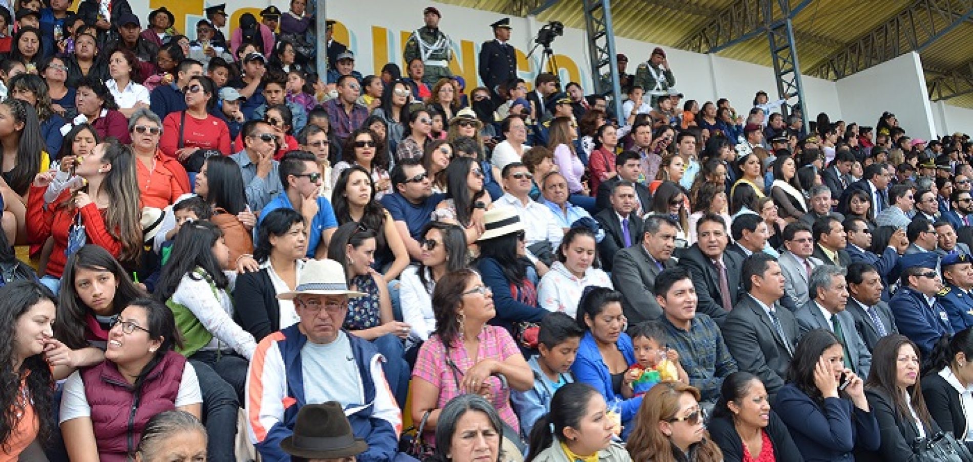 LA JUVENTUD PRESENTA SALUDO A LATACUNGA CON DESFILE CÍVICO (VIDEO)