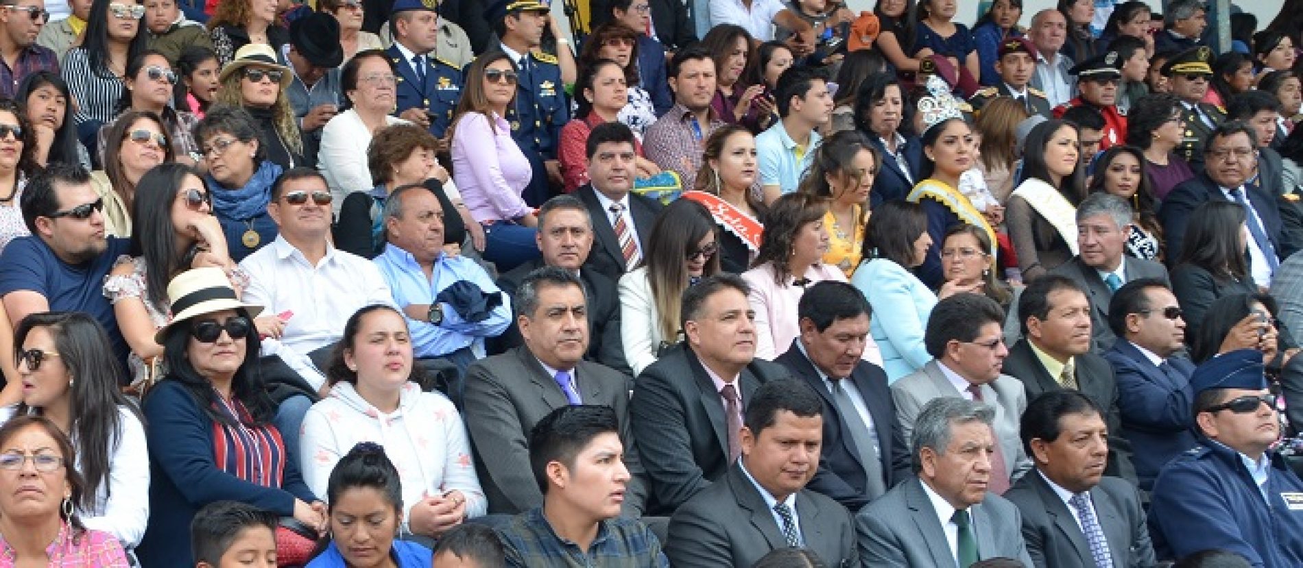 LA JUVENTUD PRESENTA SALUDO A LATACUNGA CON DESFILE CÍVICO (VIDEO)