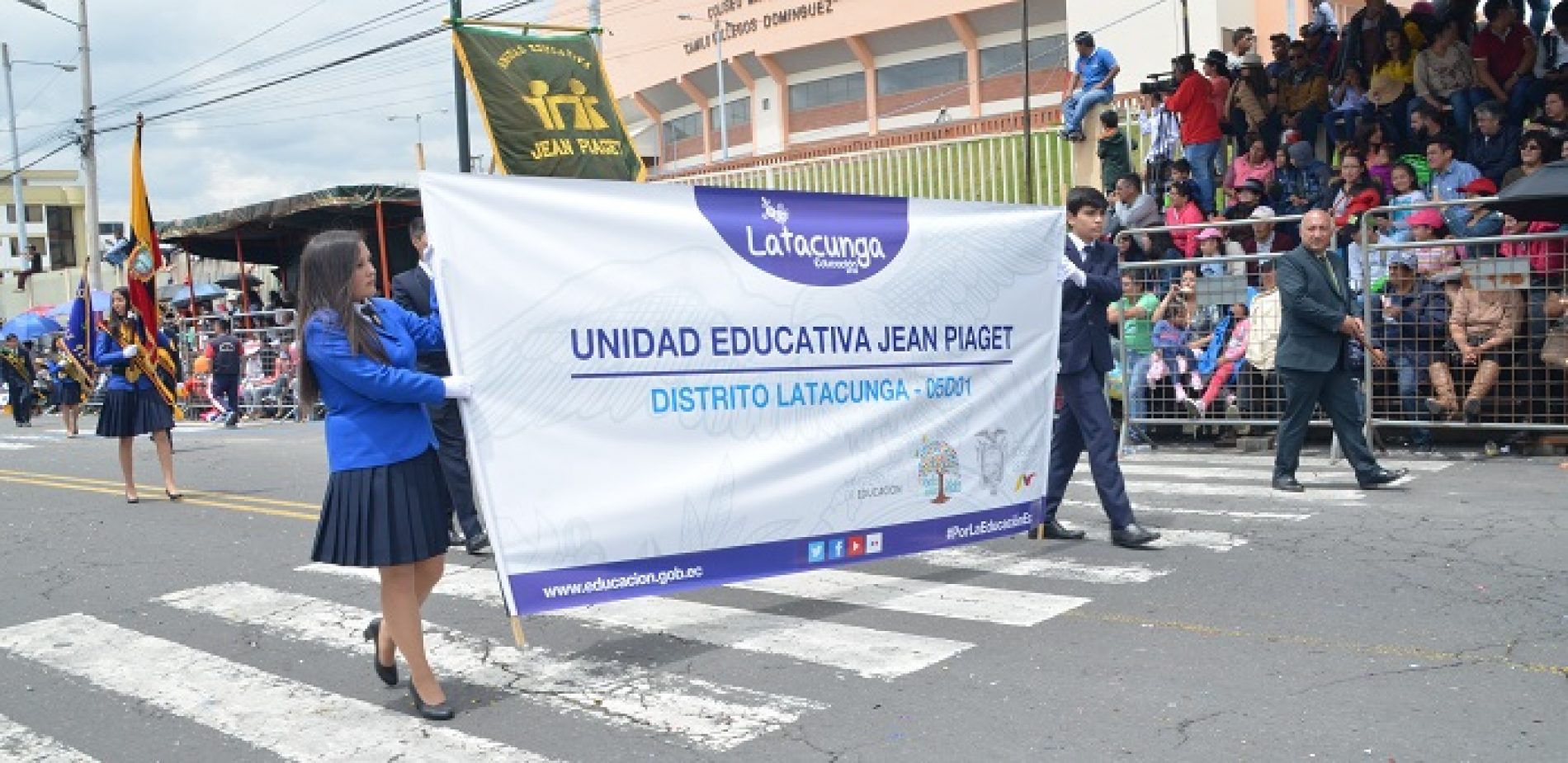 LA JUVENTUD PRESENTA SALUDO A LATACUNGA CON DESFILE CÍVICO (VIDEO)