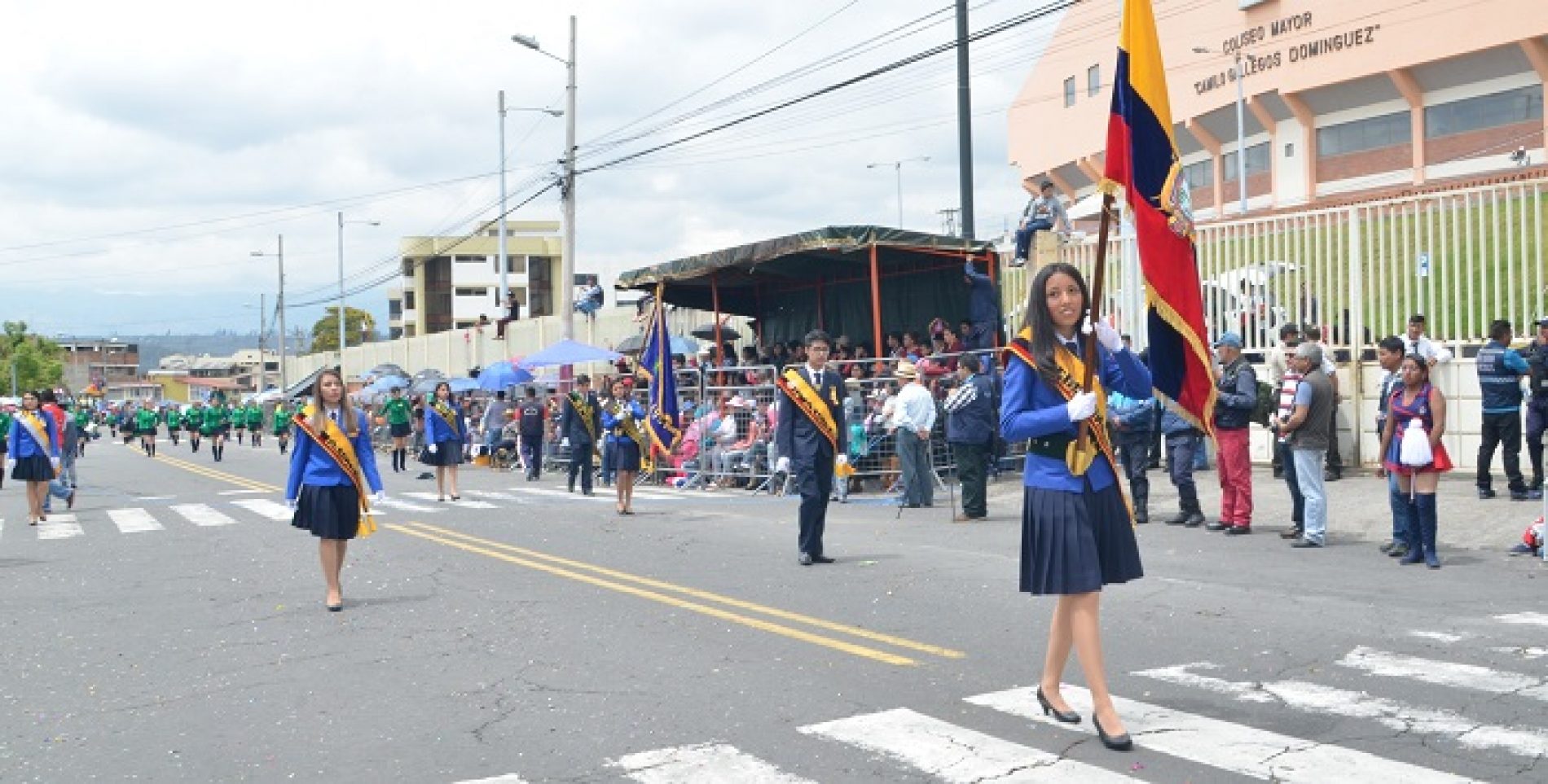 LA JUVENTUD PRESENTA SALUDO A LATACUNGA CON DESFILE CÍVICO (VIDEO)