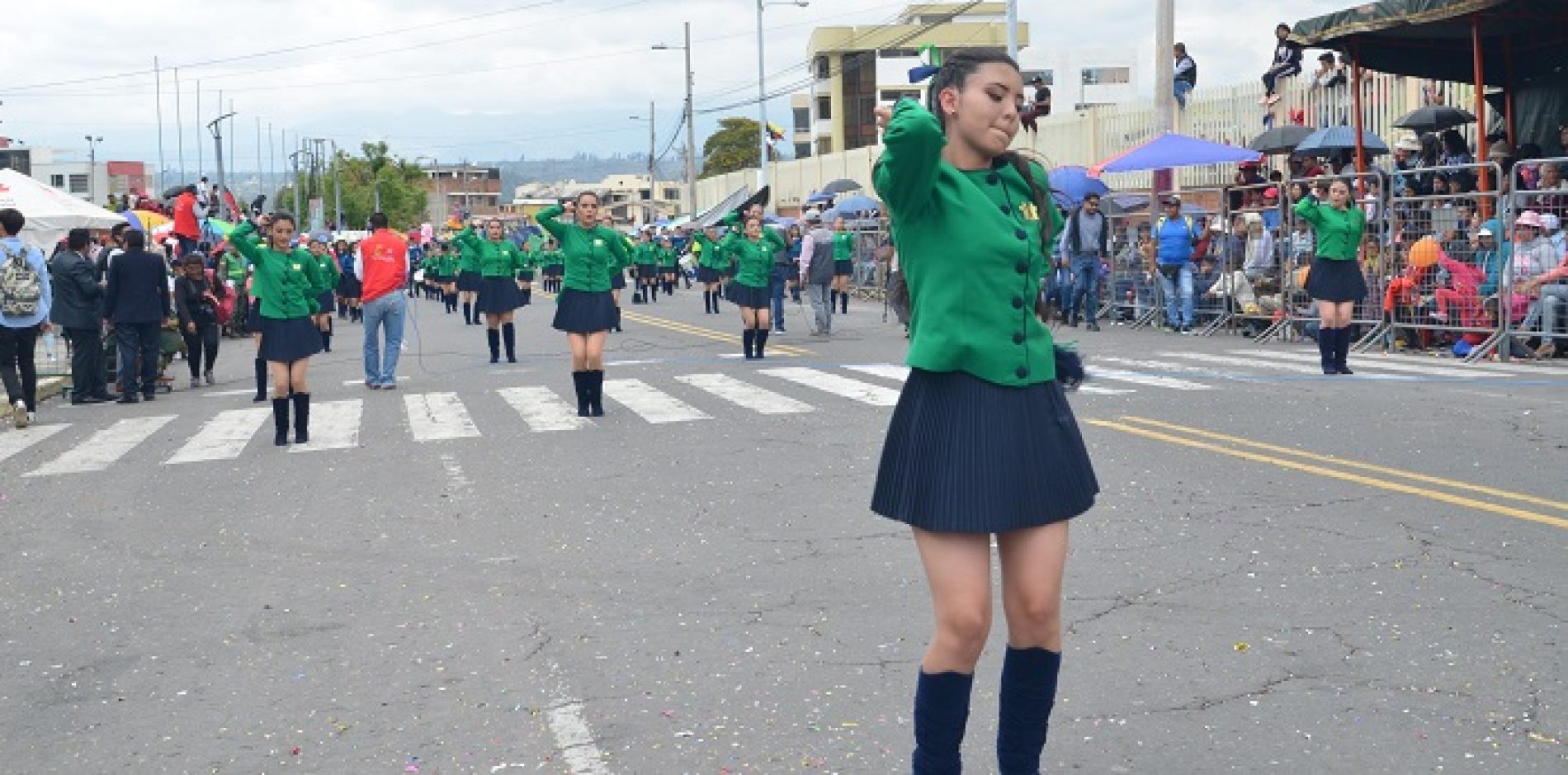 LA JUVENTUD PRESENTA SALUDO A LATACUNGA CON DESFILE CÍVICO (VIDEO)
