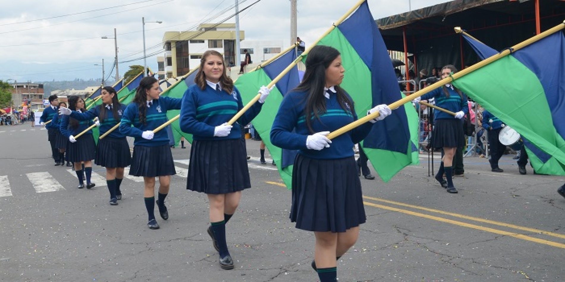 LA JUVENTUD PRESENTA SALUDO A LATACUNGA CON DESFILE CÍVICO (VIDEO)
