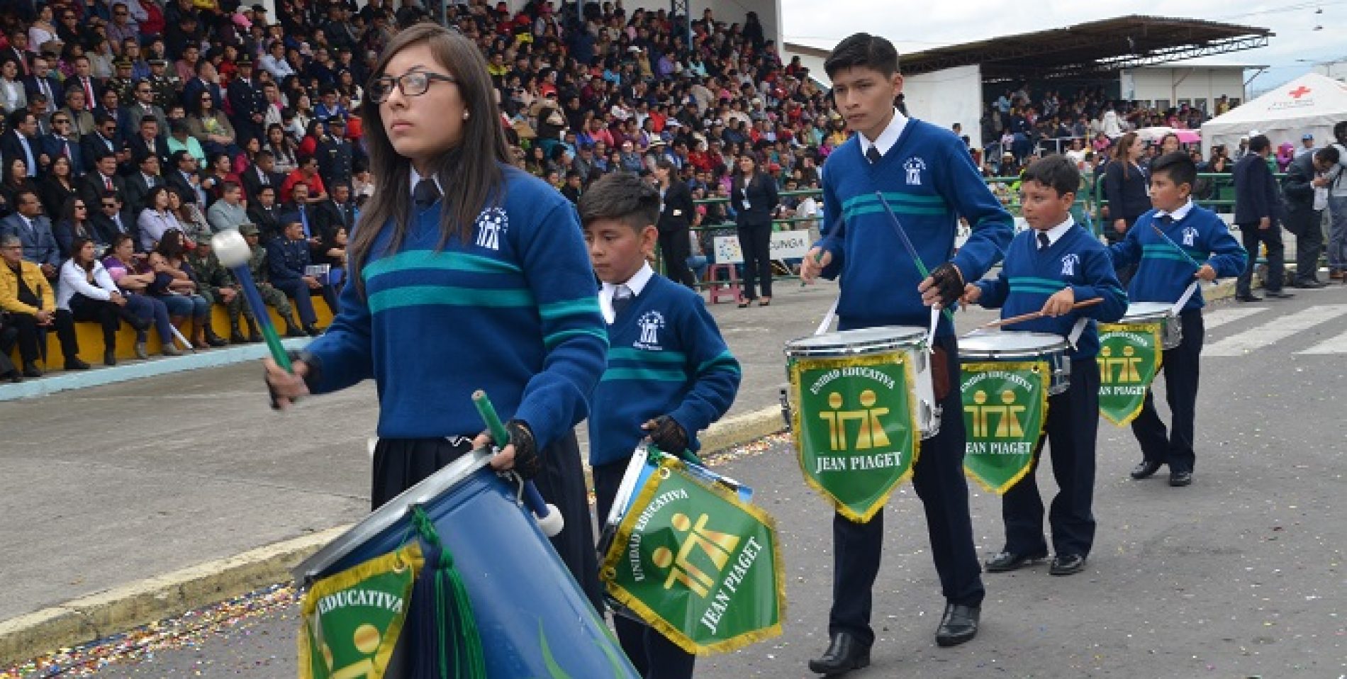 LA JUVENTUD PRESENTA SALUDO A LATACUNGA CON DESFILE CÍVICO (VIDEO)
