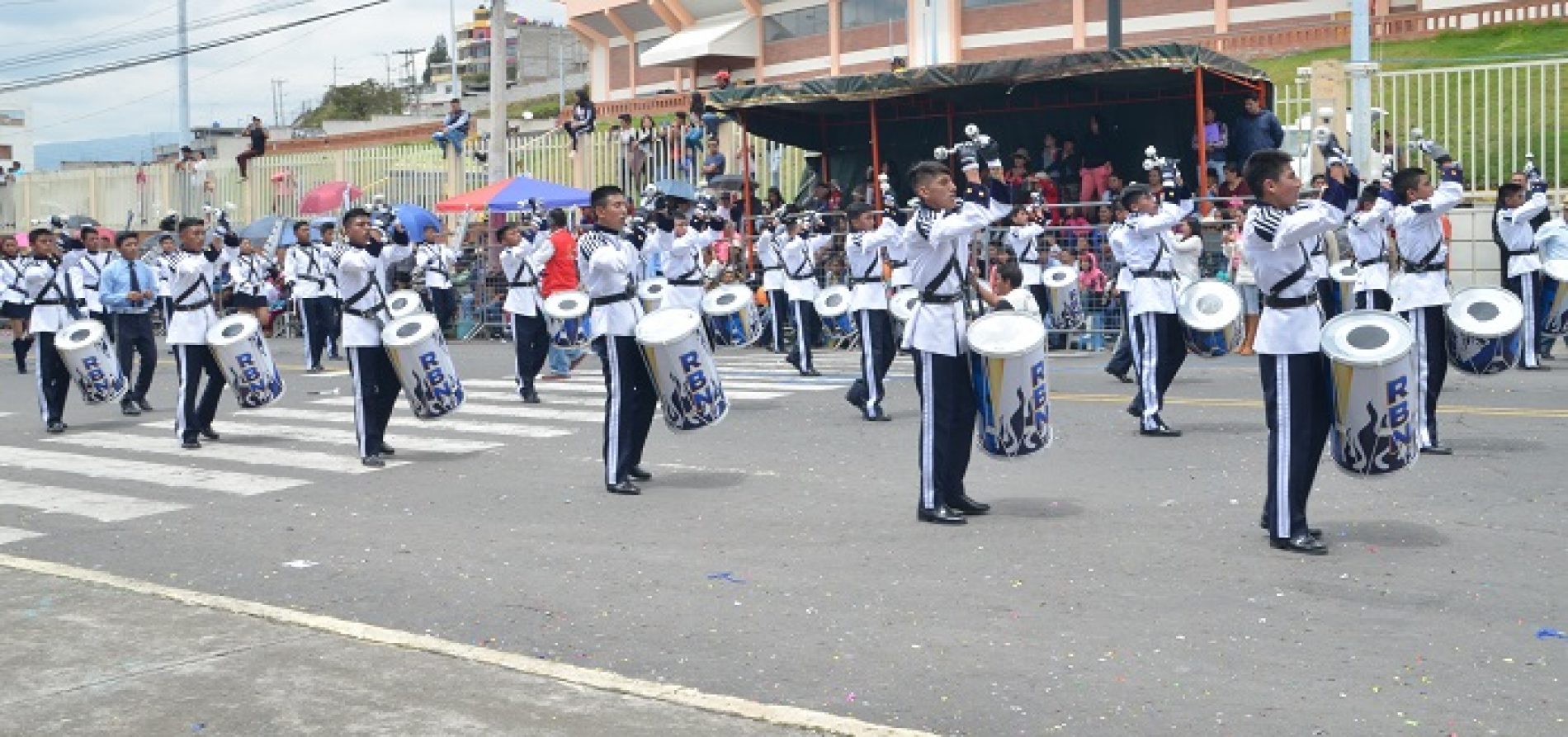 LA JUVENTUD PRESENTA SALUDO A LATACUNGA CON DESFILE CÍVICO (VIDEO)